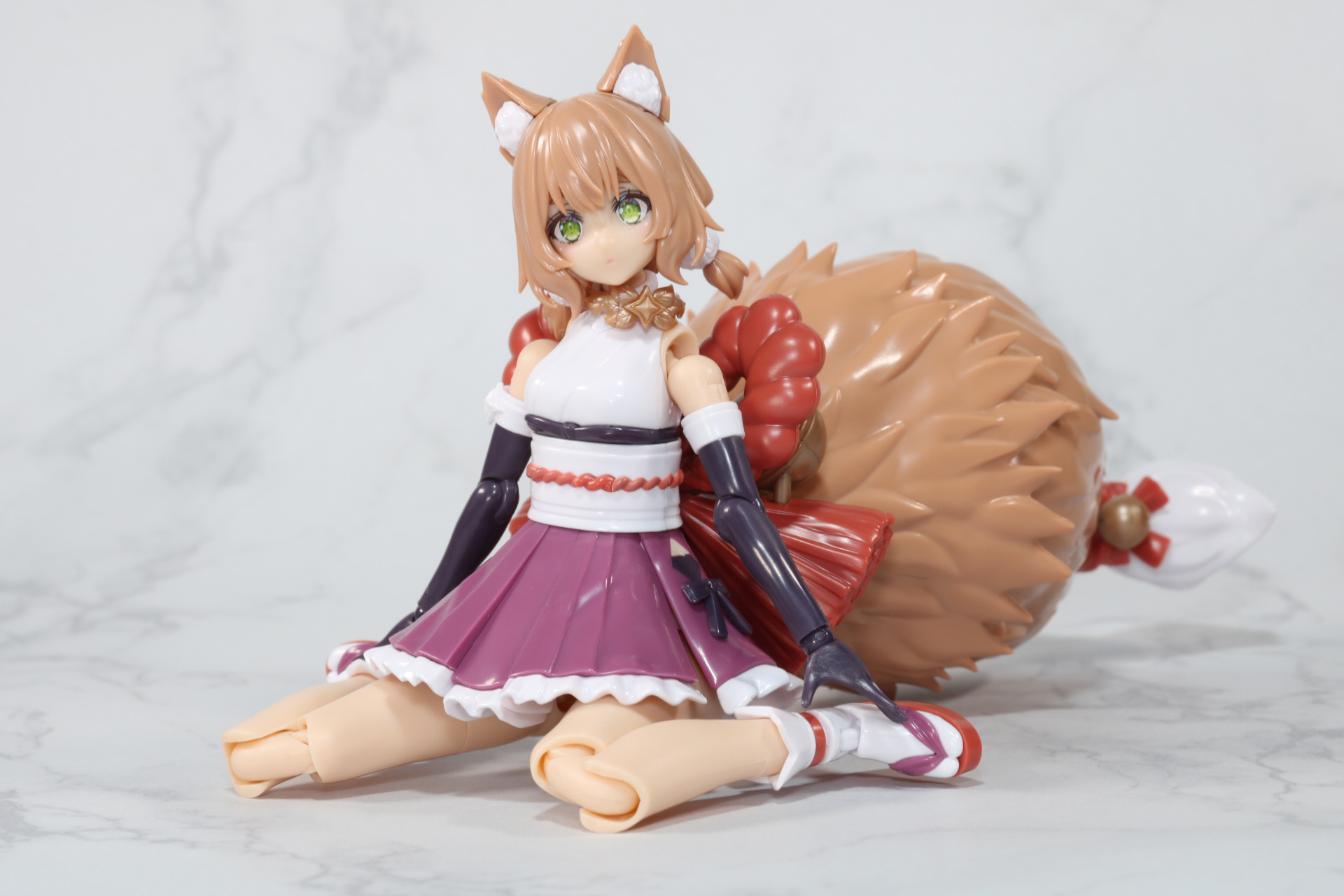 ぺたんと座り込んだ姿勢も取ることができる