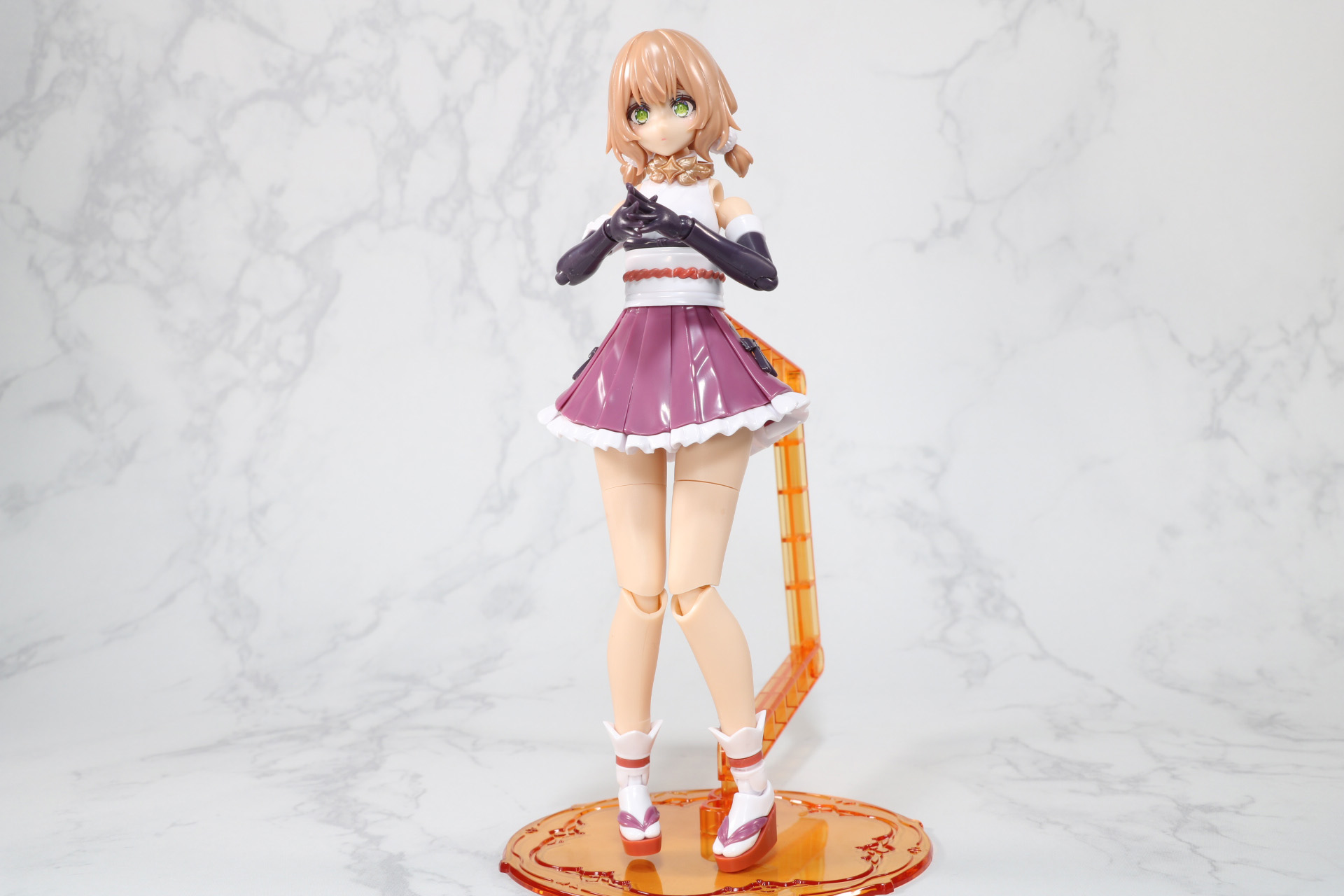 ケモミミを差し替え、尻尾を取り外せばおしとやかな女の子らしいシルエットに