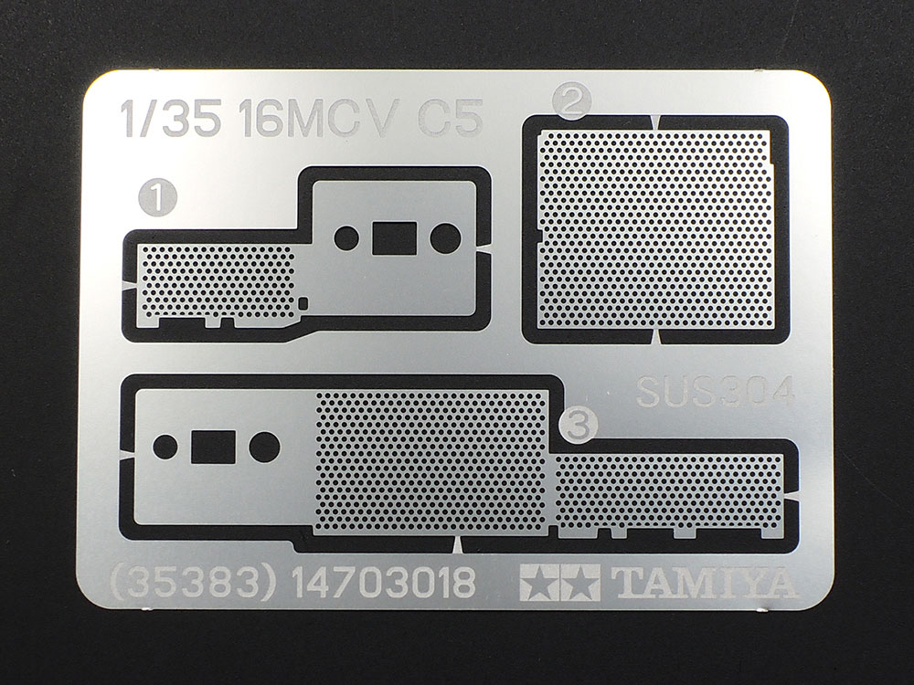 砲塔バスケットに取り付けるパンチングメタルのガードは、エッチングパーツでシャープに表現