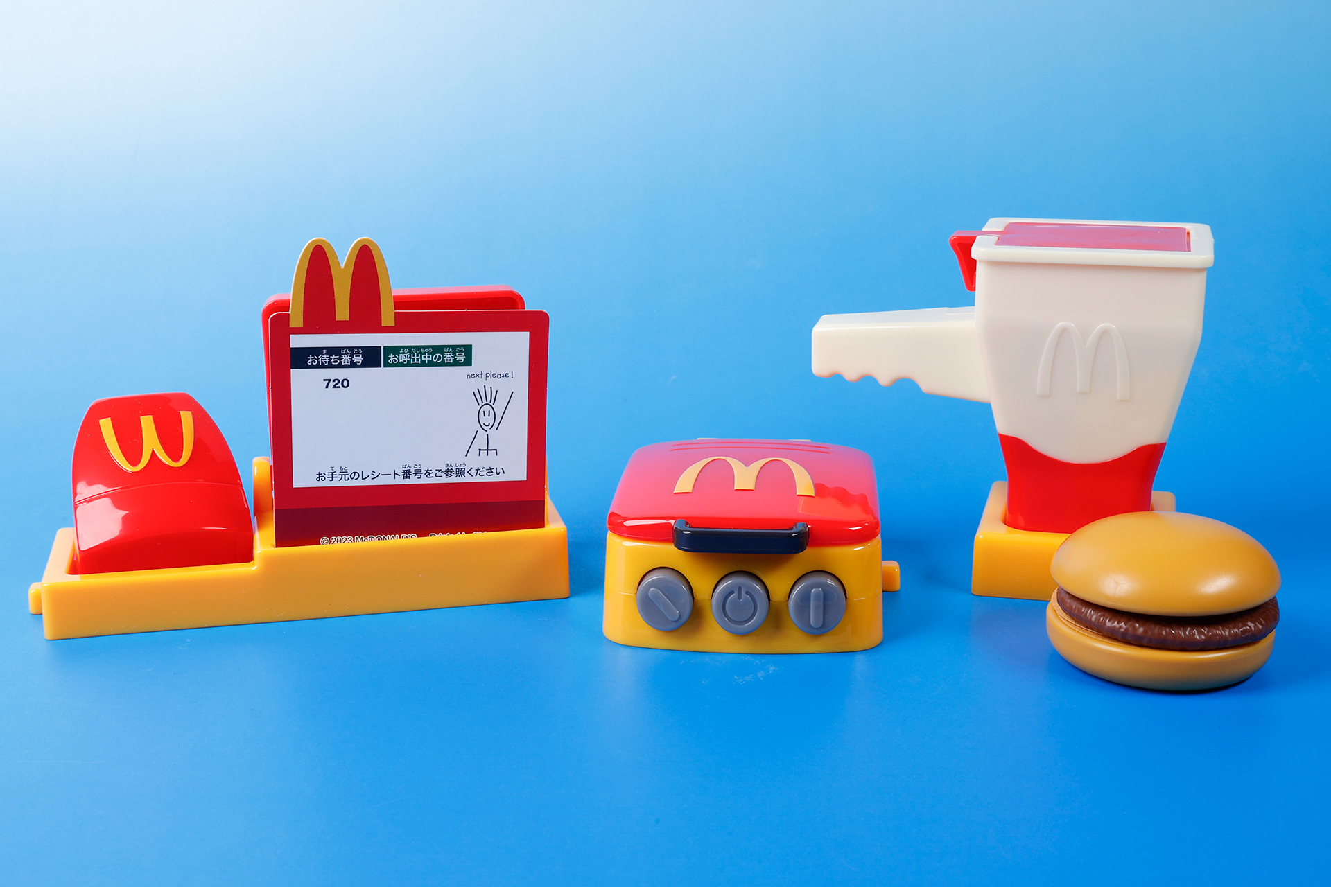 こちらが第1弾（7月14日～7月20日）のハッピーセット「マックアドベンチャー なりきりマクドナルド」に登場するおもちゃ。写真左から「スキャンでしはらい!!レジスター」、「パティがやける！グリルマシーン」、「ケチャップがおせる！ハンバーガーキット」だ