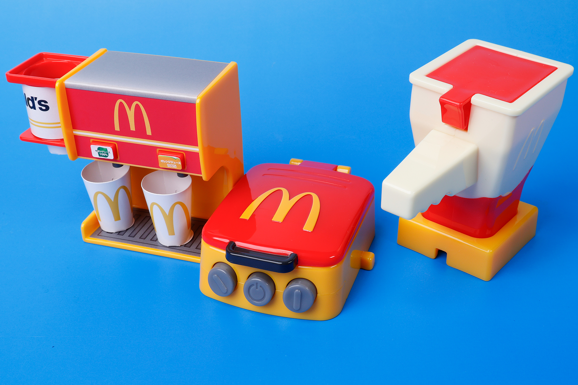 このように、おもちゃ同士を横に繋げられるような仕組みが用意されている