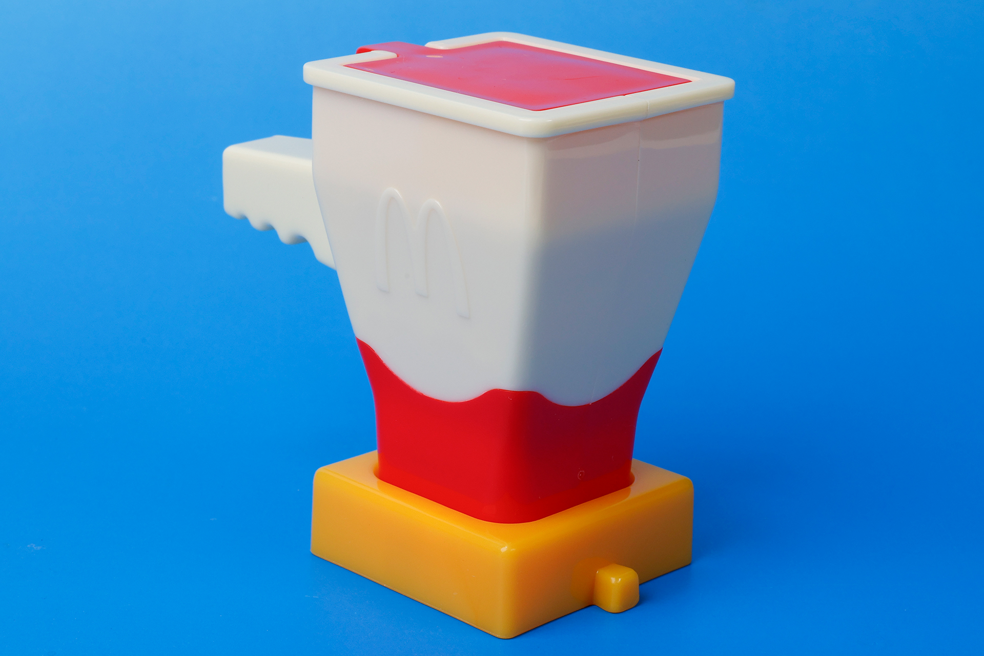 マクドナルドのロゴマークがしっかりと付けられている