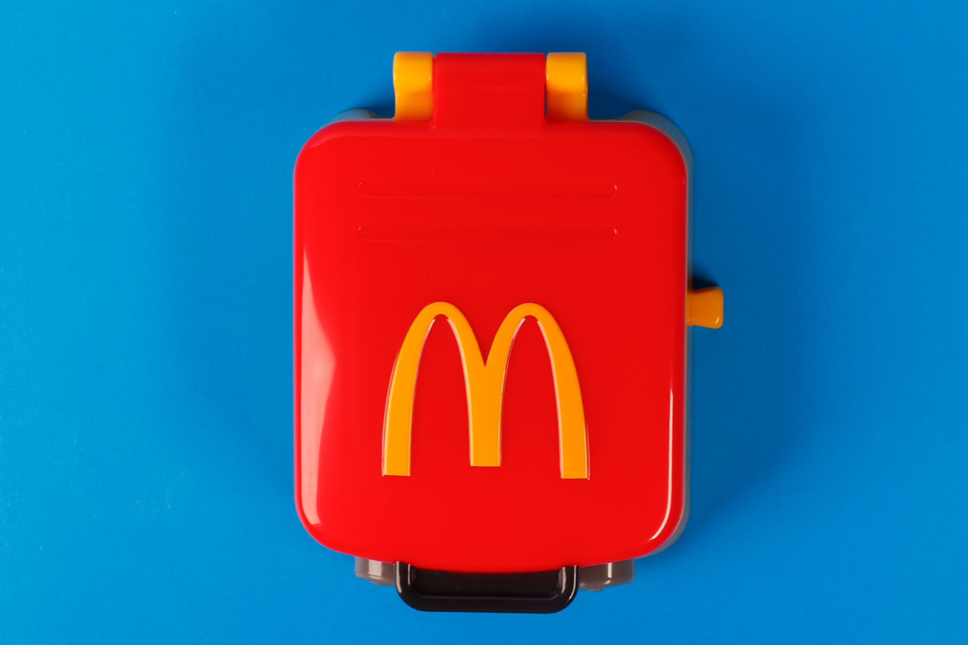 上蓋には大きくマクドナルドのロゴが描かれている