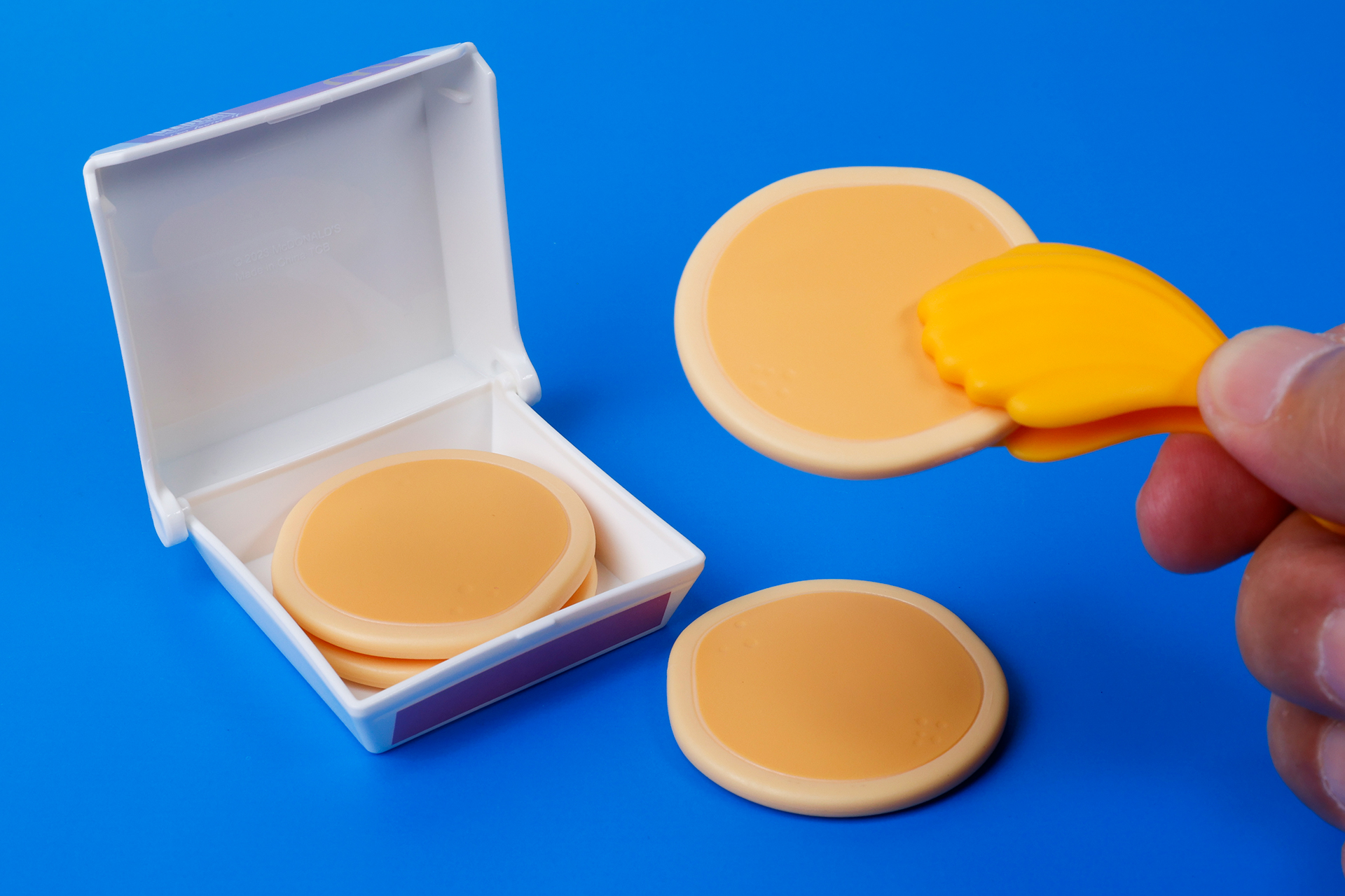 トングを使ってパンケーキをケースに入れていこう