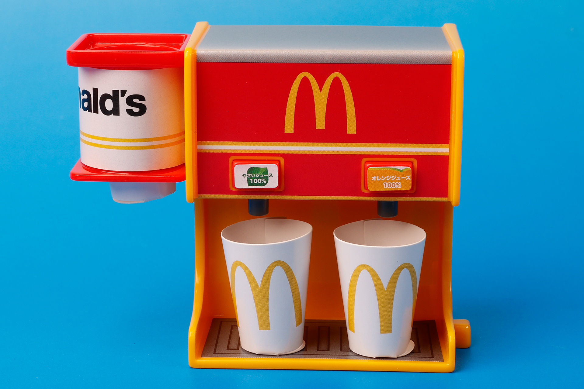 ドリンクマシーンにカップをセットしたところ