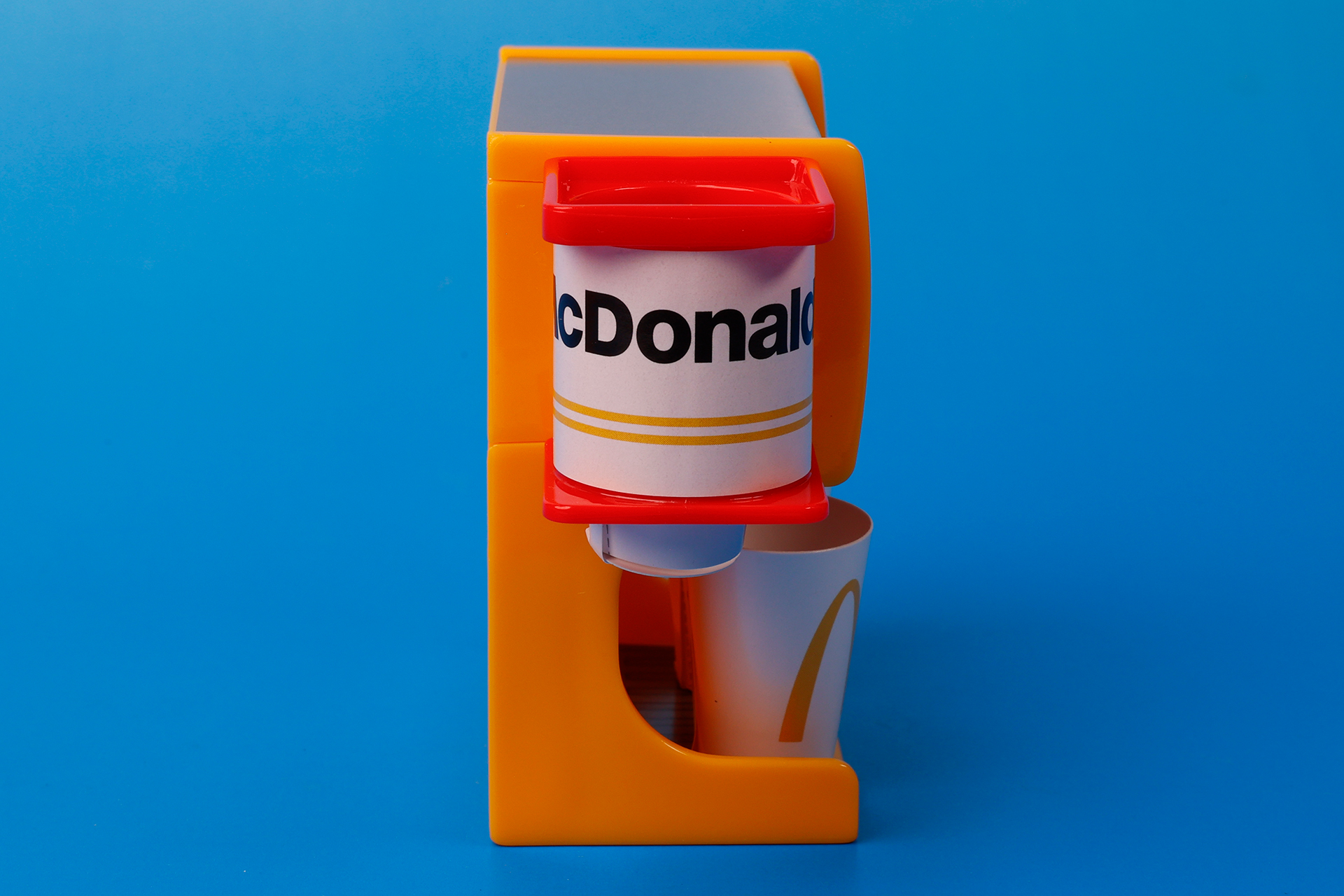 側面にはカップを入れておくホルダーも用意されている