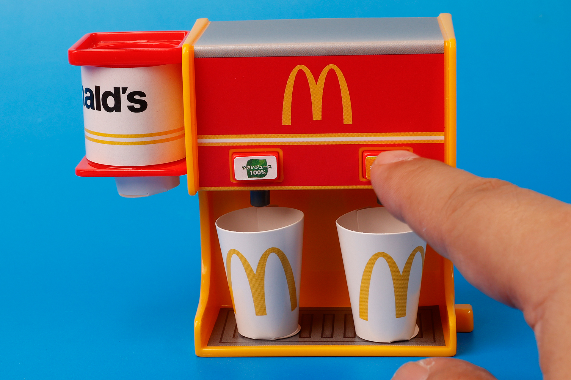 ジュースは出ないがボタンは押すことができる