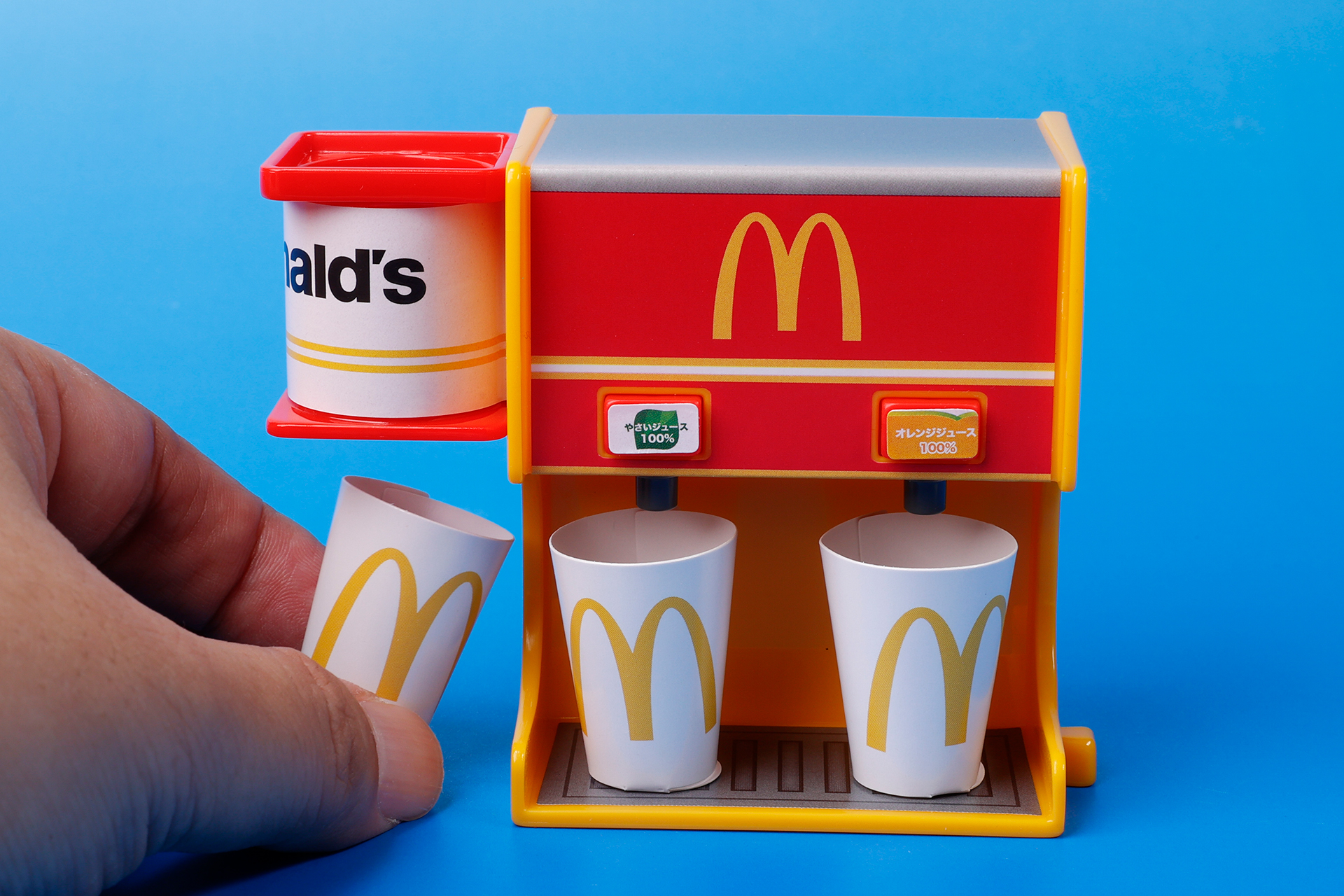 ホルダーの下から引っぱることで、カップを取り出すことが可能だ