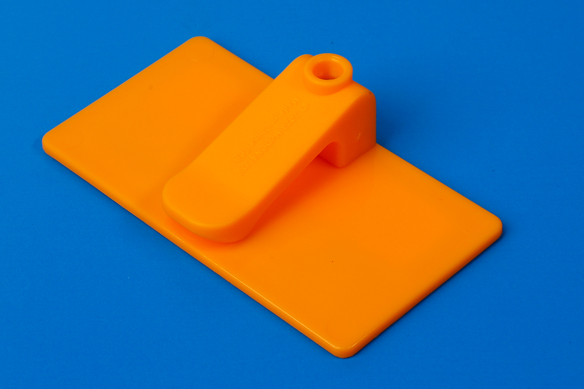 ネームプレートの裏側は、このようにクリップで付けられるようになっている