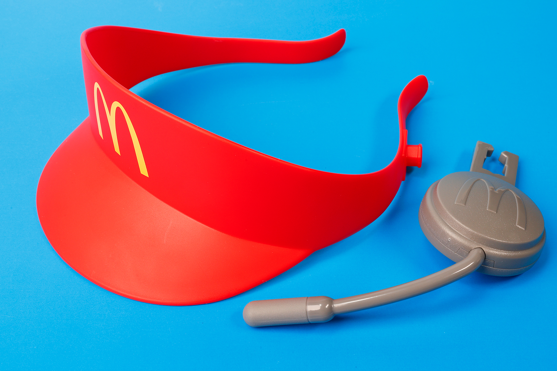 こちらは付属しているサンバイザー。マイクは着脱が可能だ