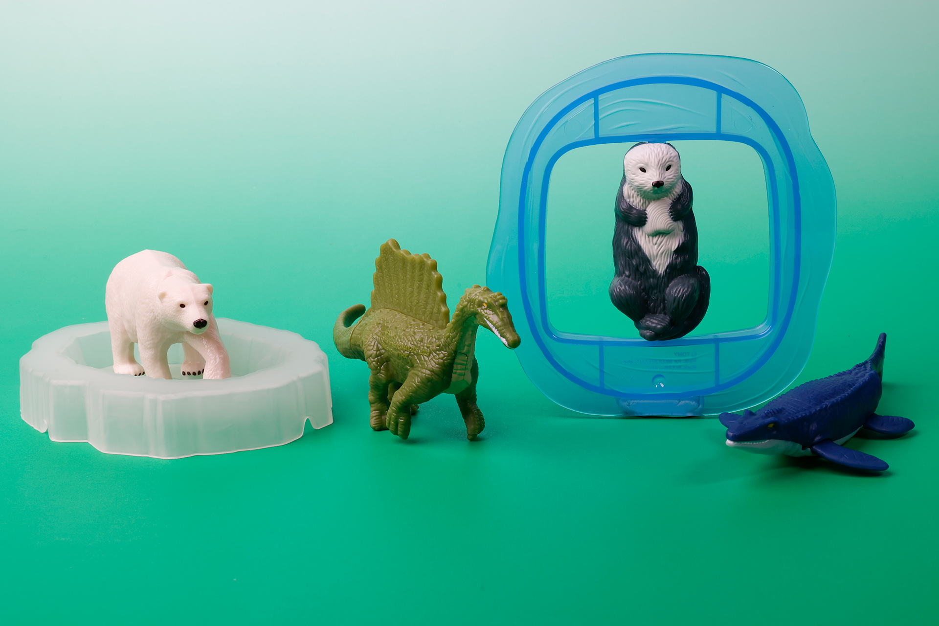 こちらが第2弾（7月21日～7月27日）のハッピーセット「アニア」に登場するおもちゃ。写真左から「ホッキョクグマ」、「スピノサウルス」、「ラッコ」、「モササウルス」