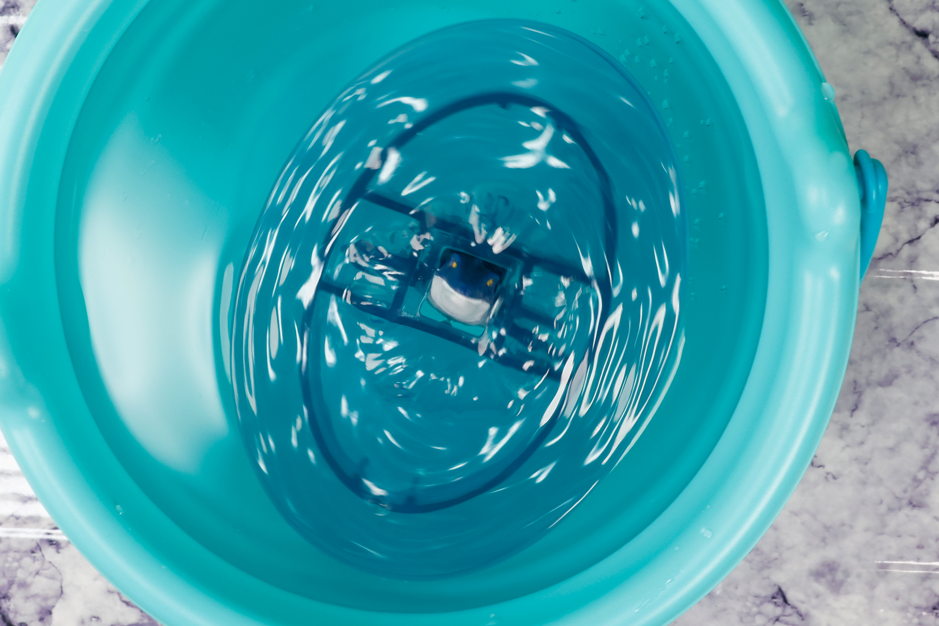 水に浮かべると、獲物を捕獲するために顔を出したときのような姿が再現できる