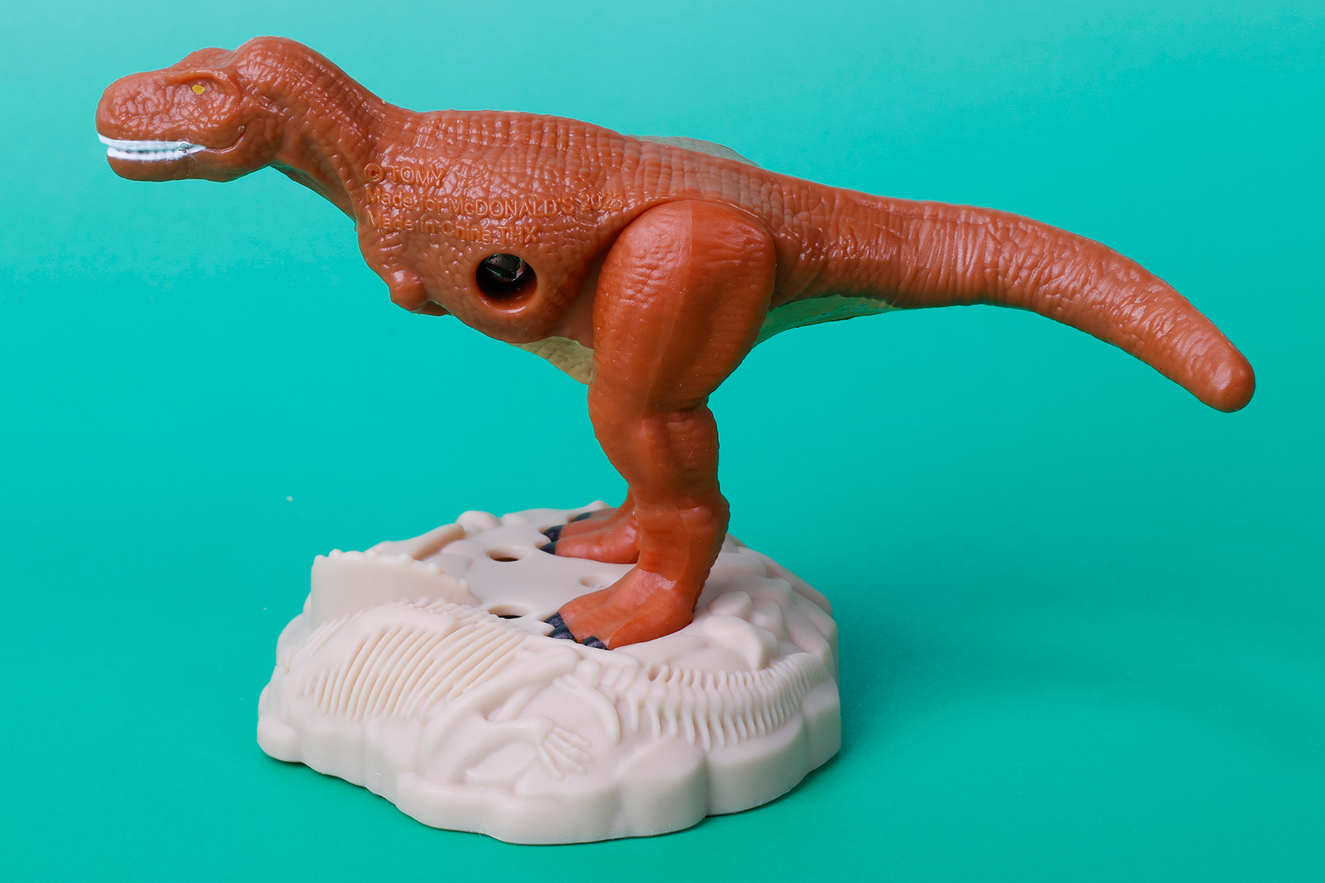 ティラノサウルスは長いしっぽでバランスを取って歩行を行なう