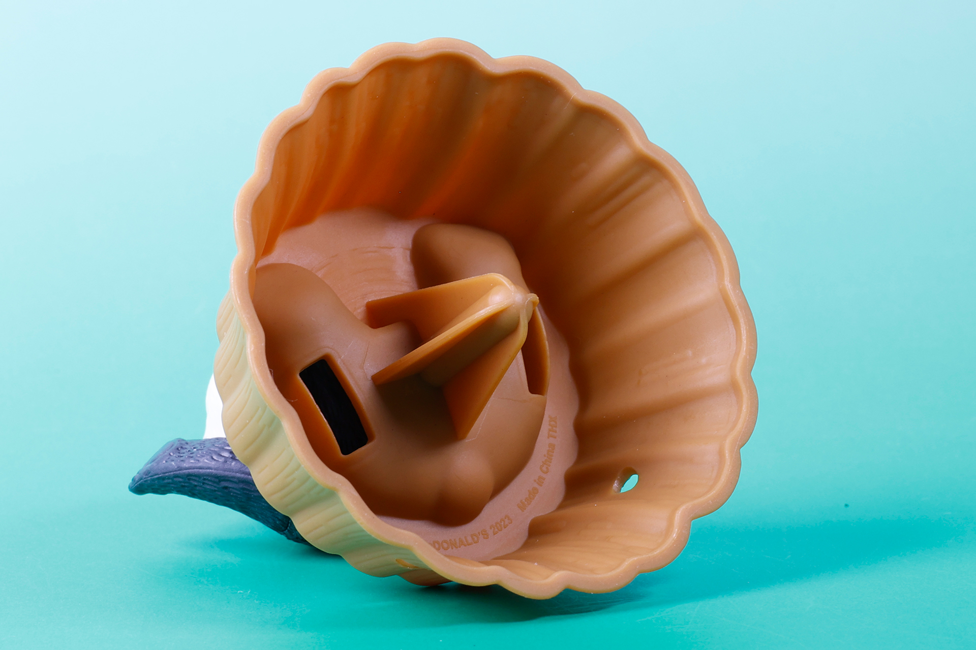 こちらが付属している切り株の底面部分は出っ張りがある