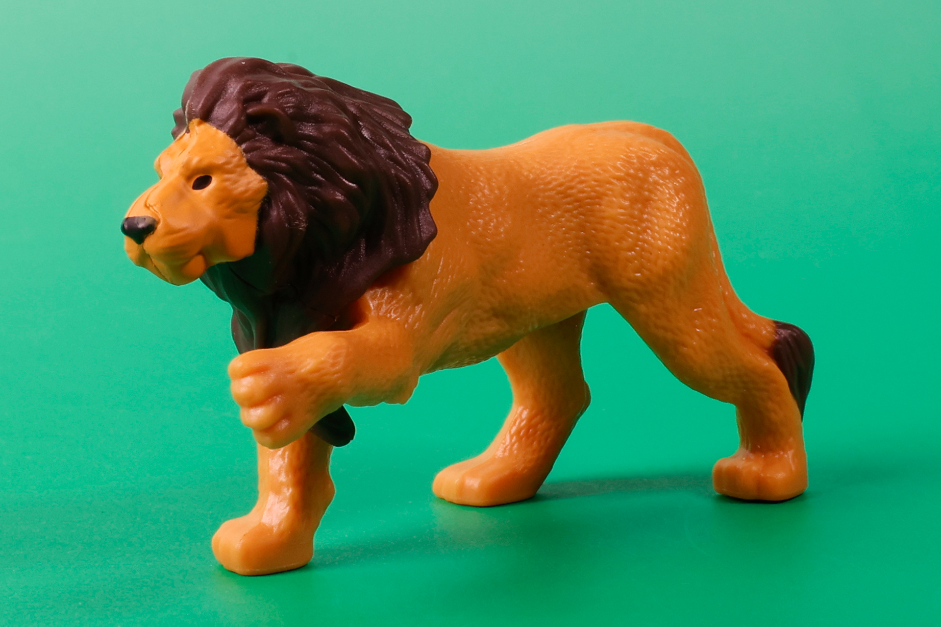 今回のおもちゃでは、片方の前足を上げた姿で再現されている