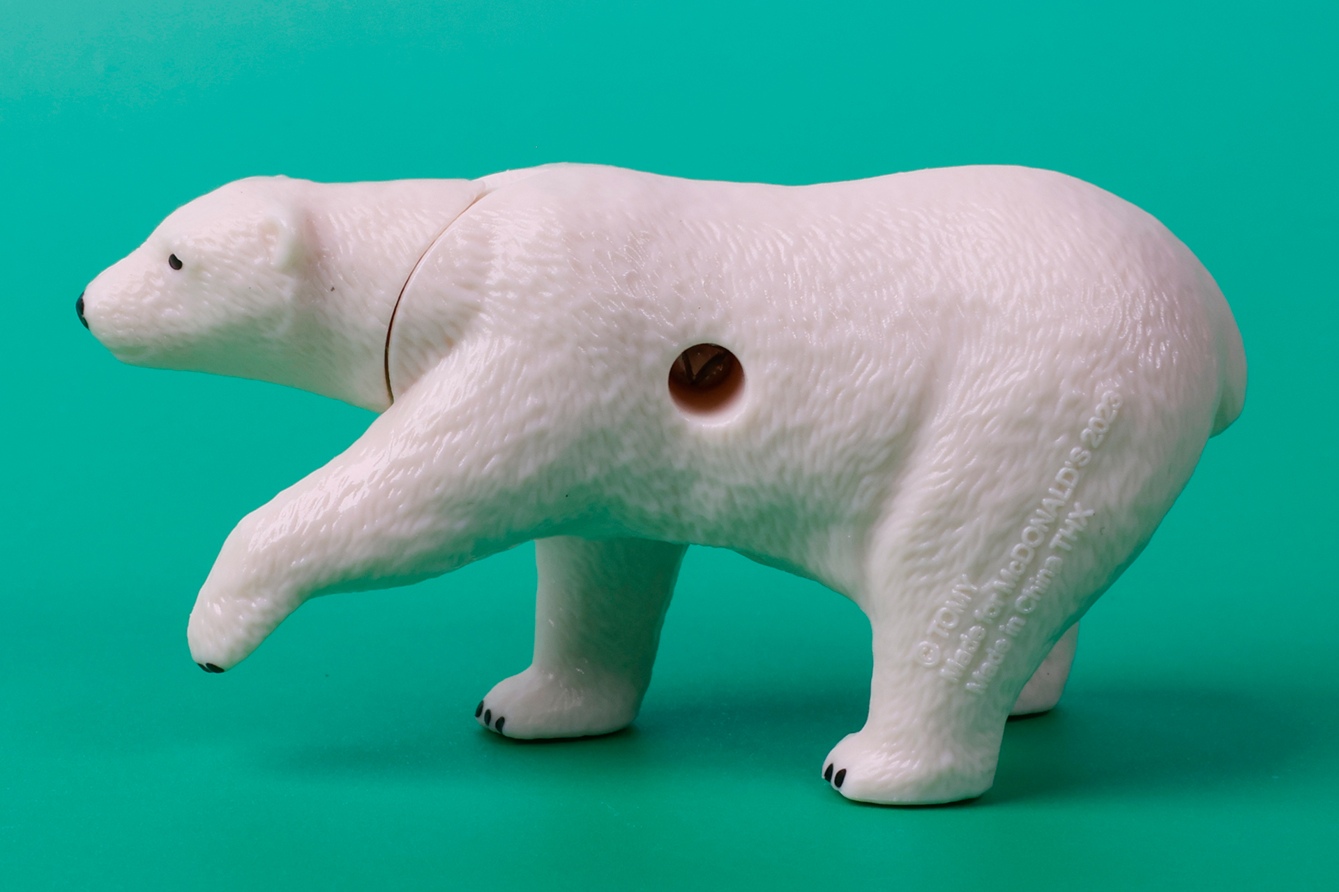 今回は、片方の前足を上げて歩いているときのような姿で立体化されている