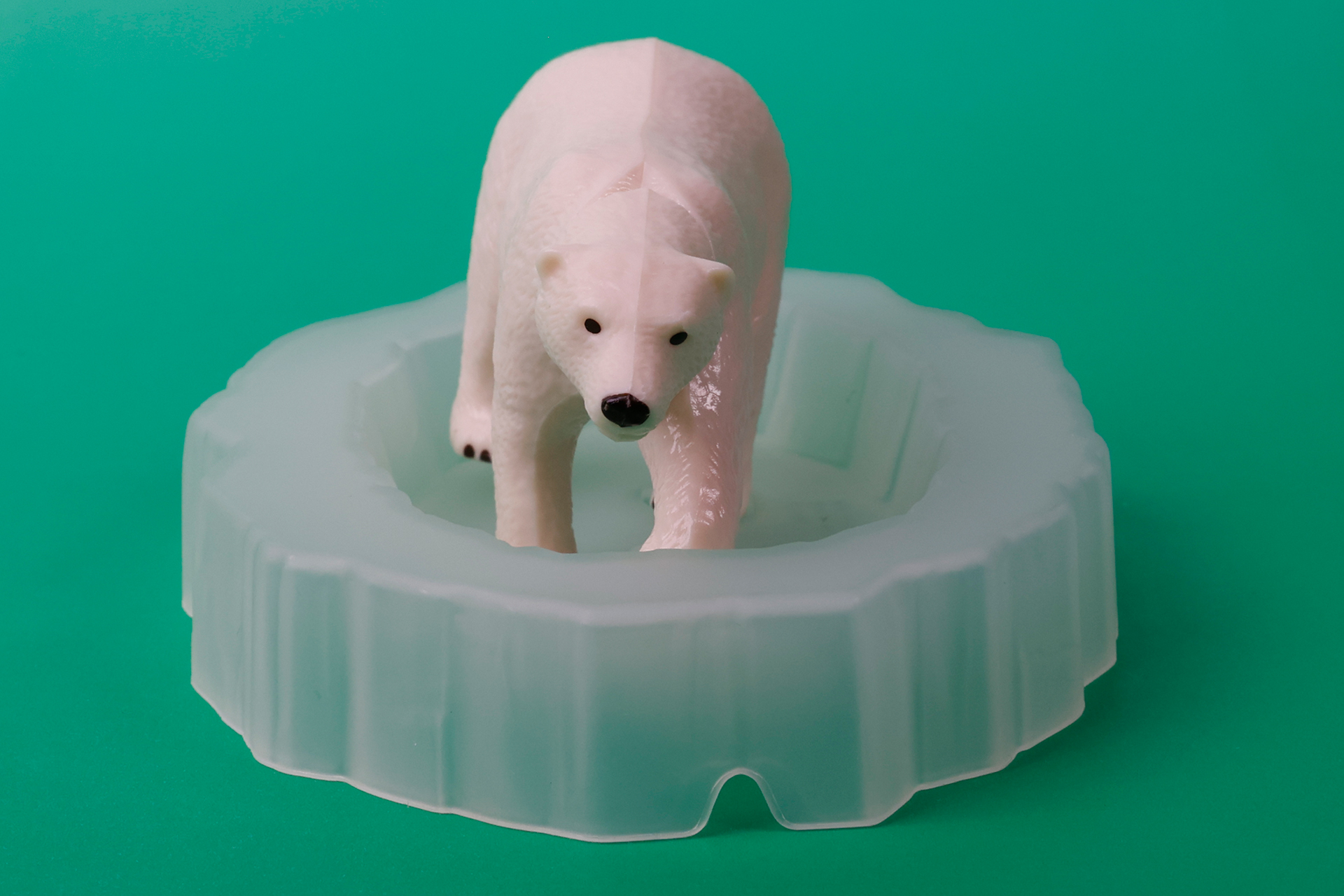 付属している氷山パーツに乗せたところ