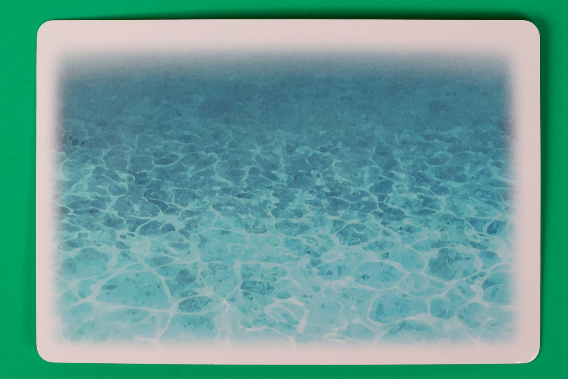 カードの裏面には、水面のようなイラストが描かれている