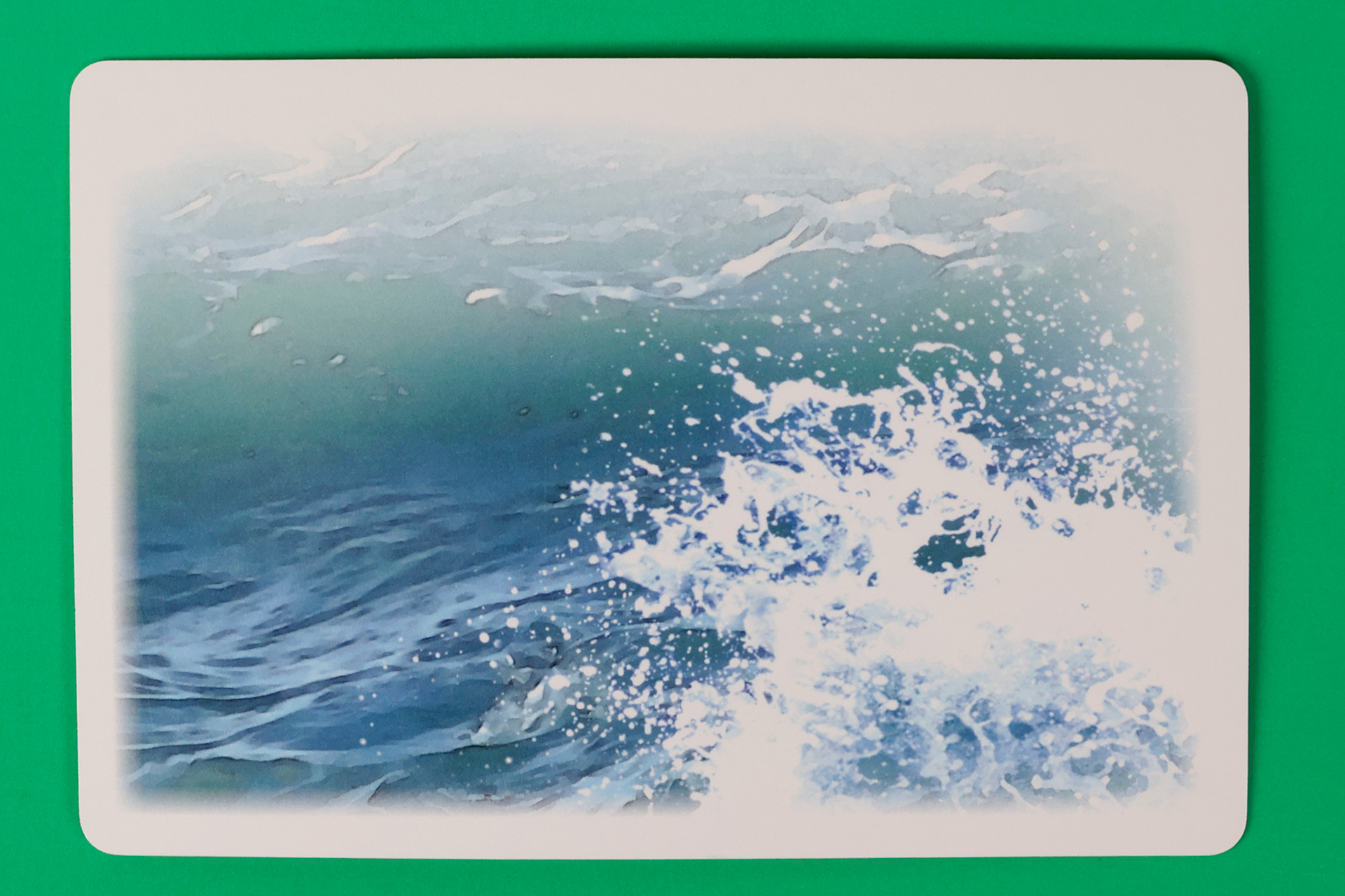 カードの裏面には、荒々しい波のイラストが描かれている