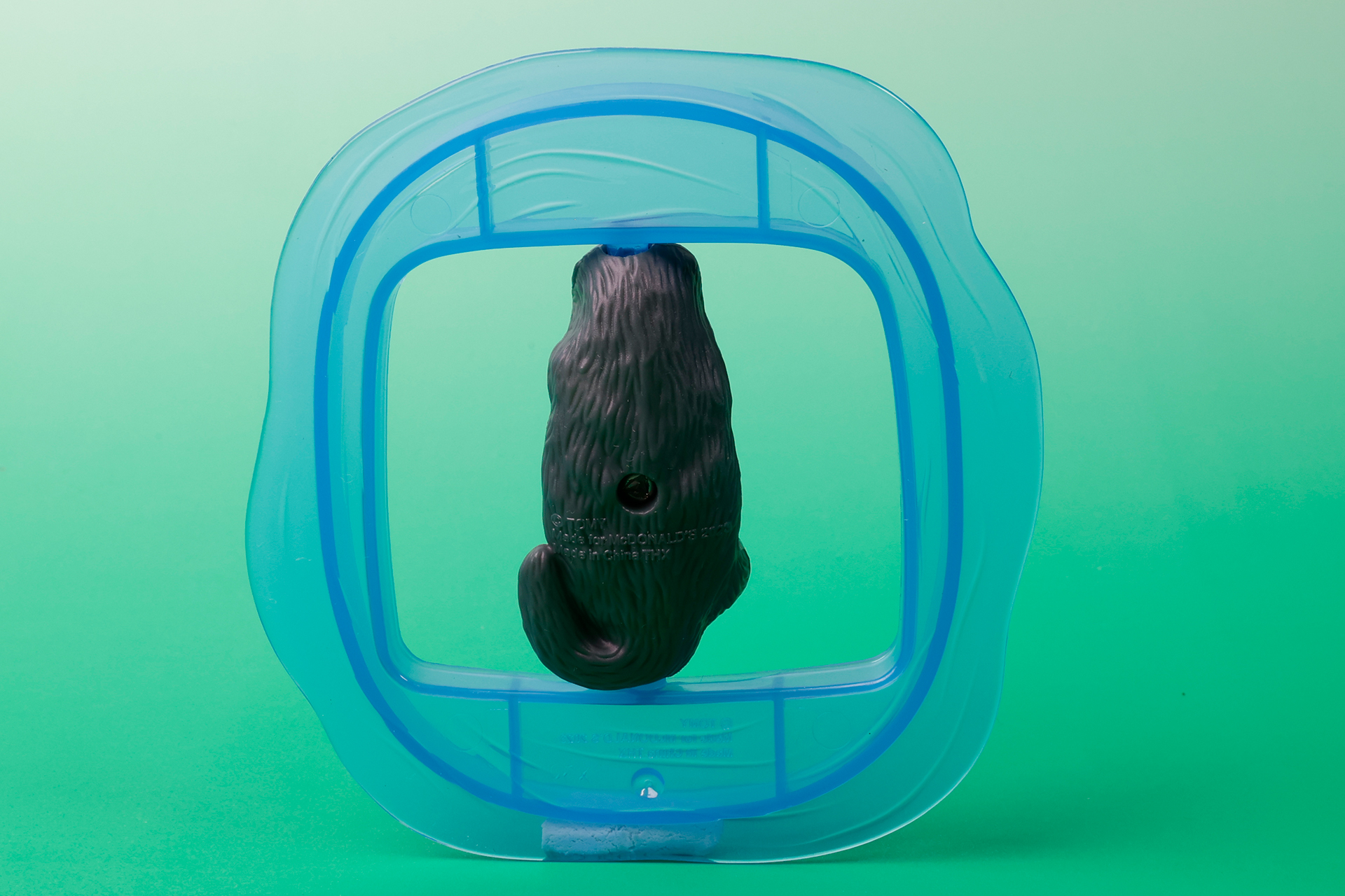 こちらはラッコの背中側。なにげにしっぽを丸めているところがかわいらしい