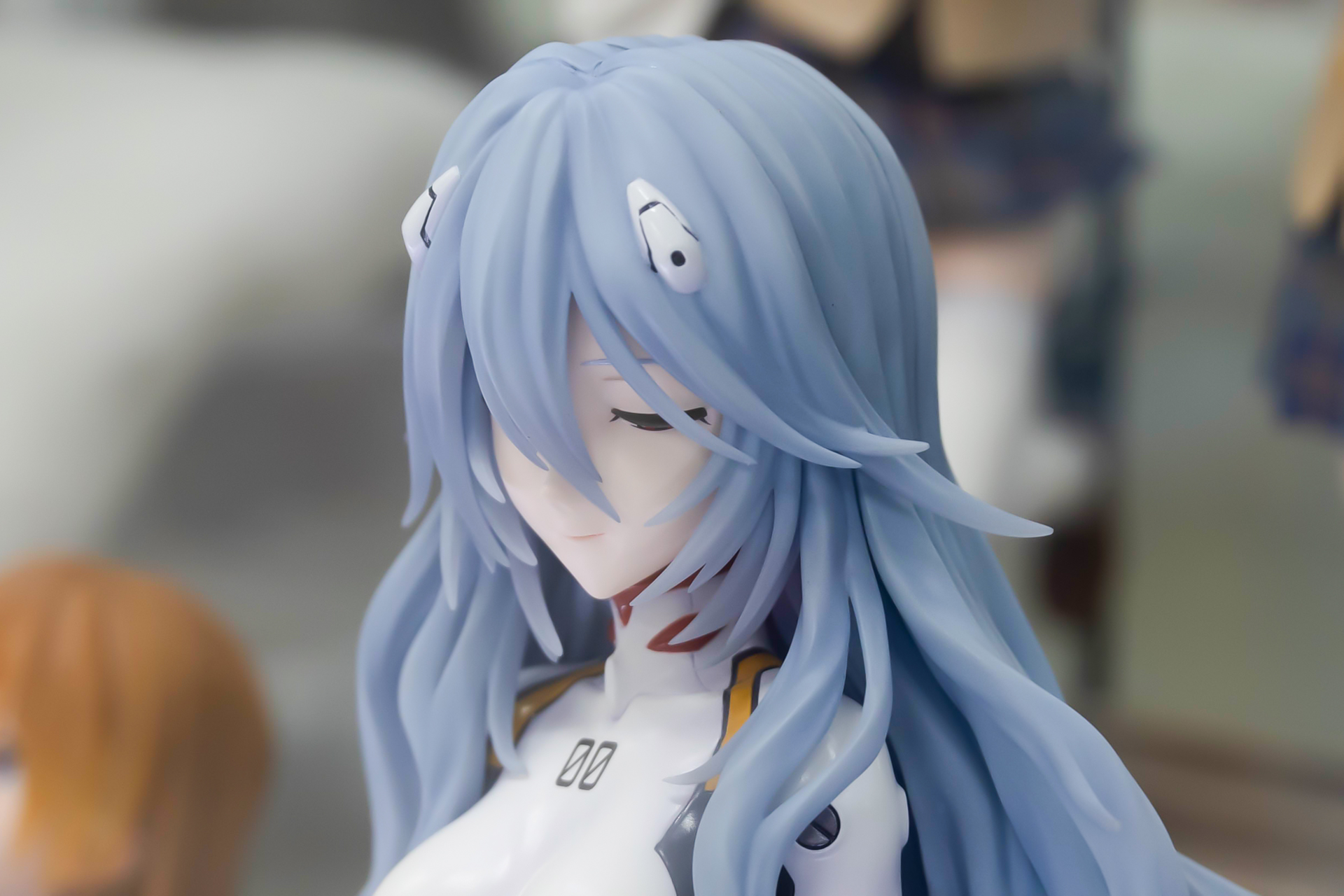 長い髪には、「インターフェイス・ヘッドセット」が取り付けられている