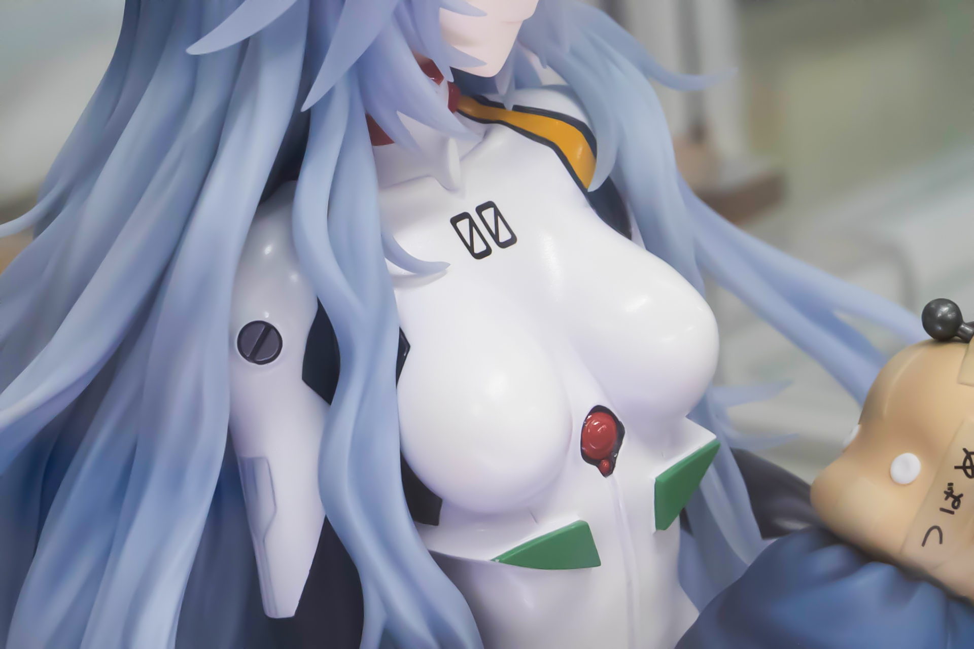 プラグスーツも細部にわたり再現されている