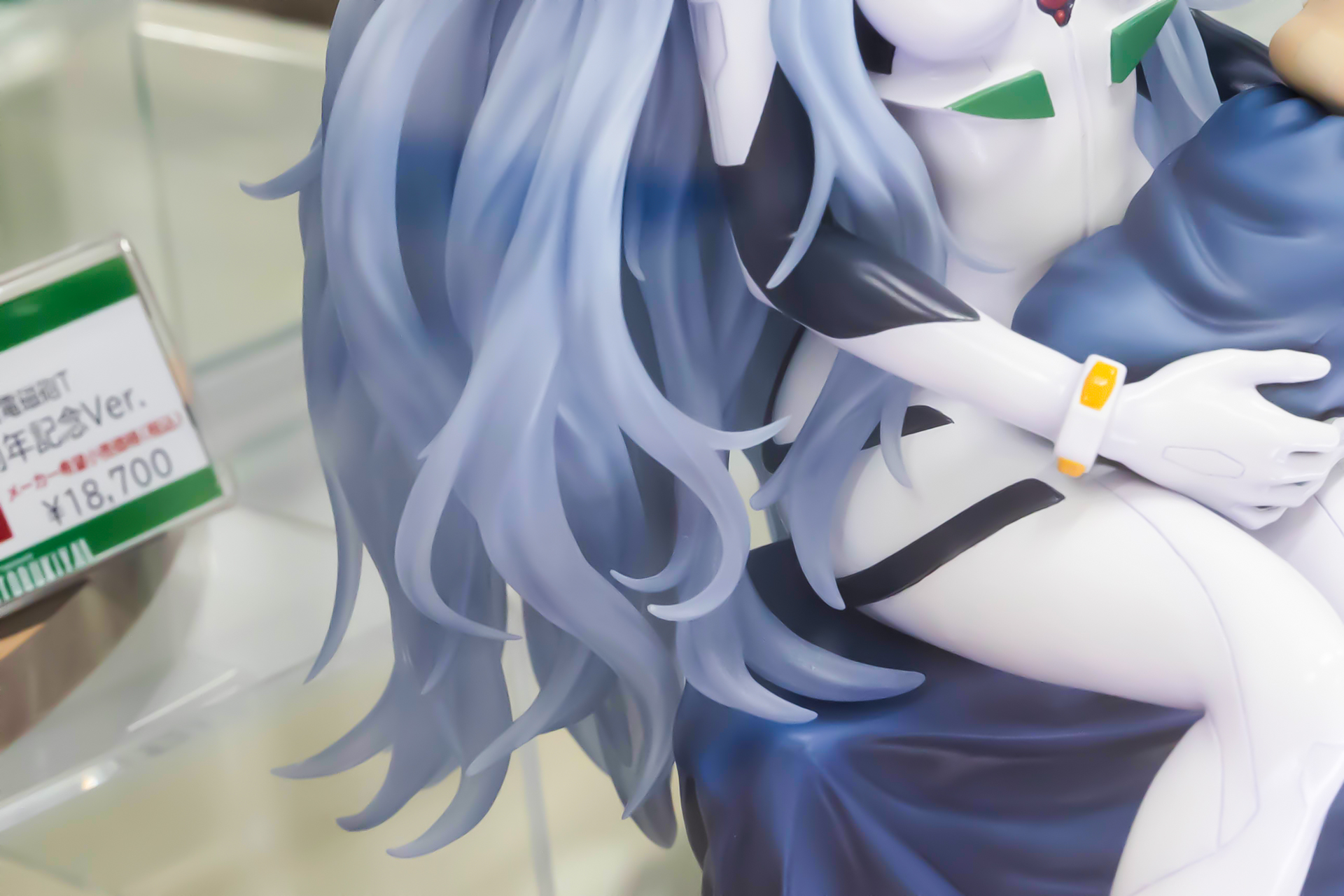 長い髪の毛先部分は、まるで波のようにうねっている