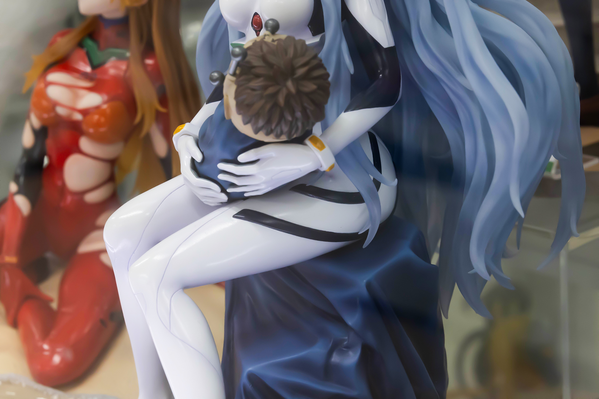 フィギュア自体は、青いオブジェに座った状態になっている