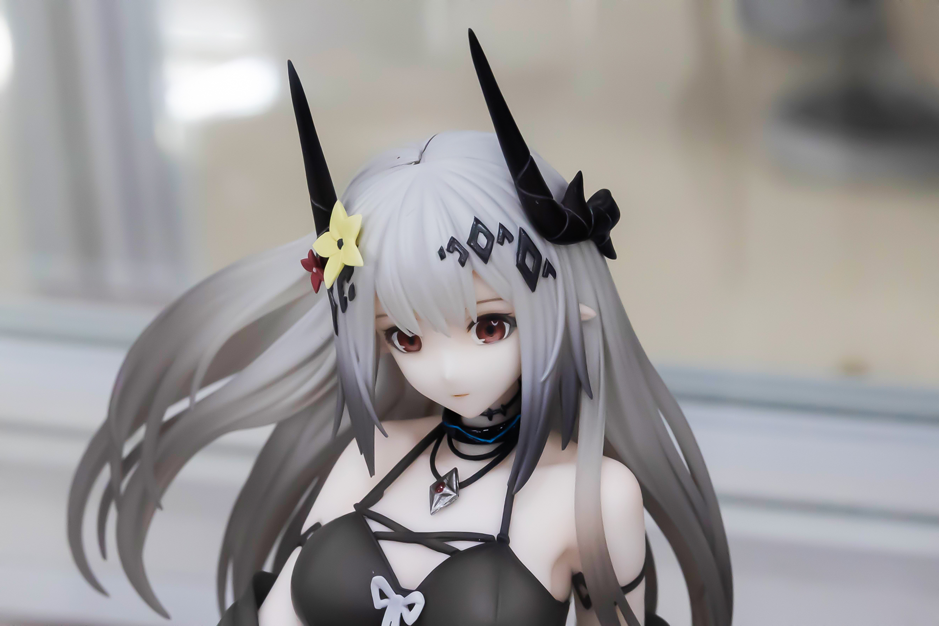 髪には複数のアクセサリーが付けられている