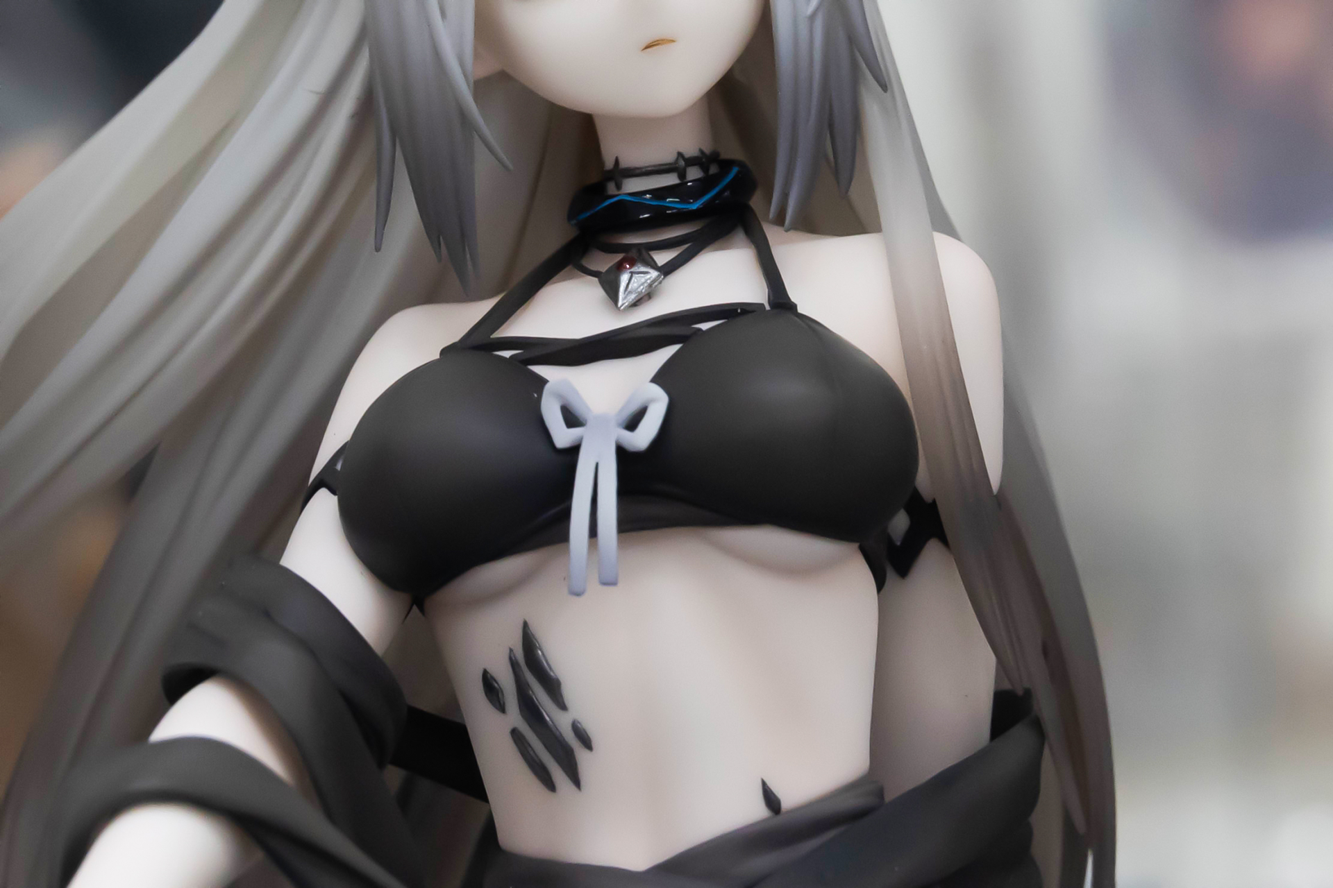 大きな胸を覆い隠すには、若干小さい感じがするビキニ