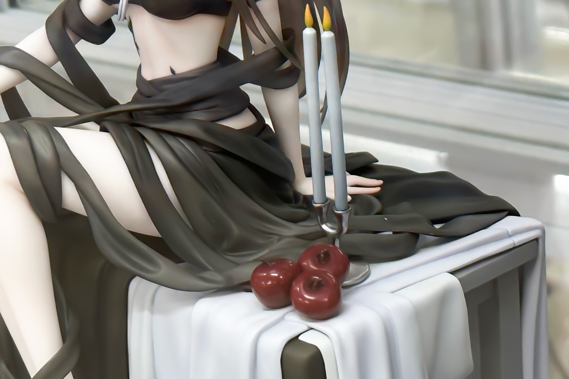 マドロックが腰掛けているテーブルの上には、りんごと蝋燭が立てられている