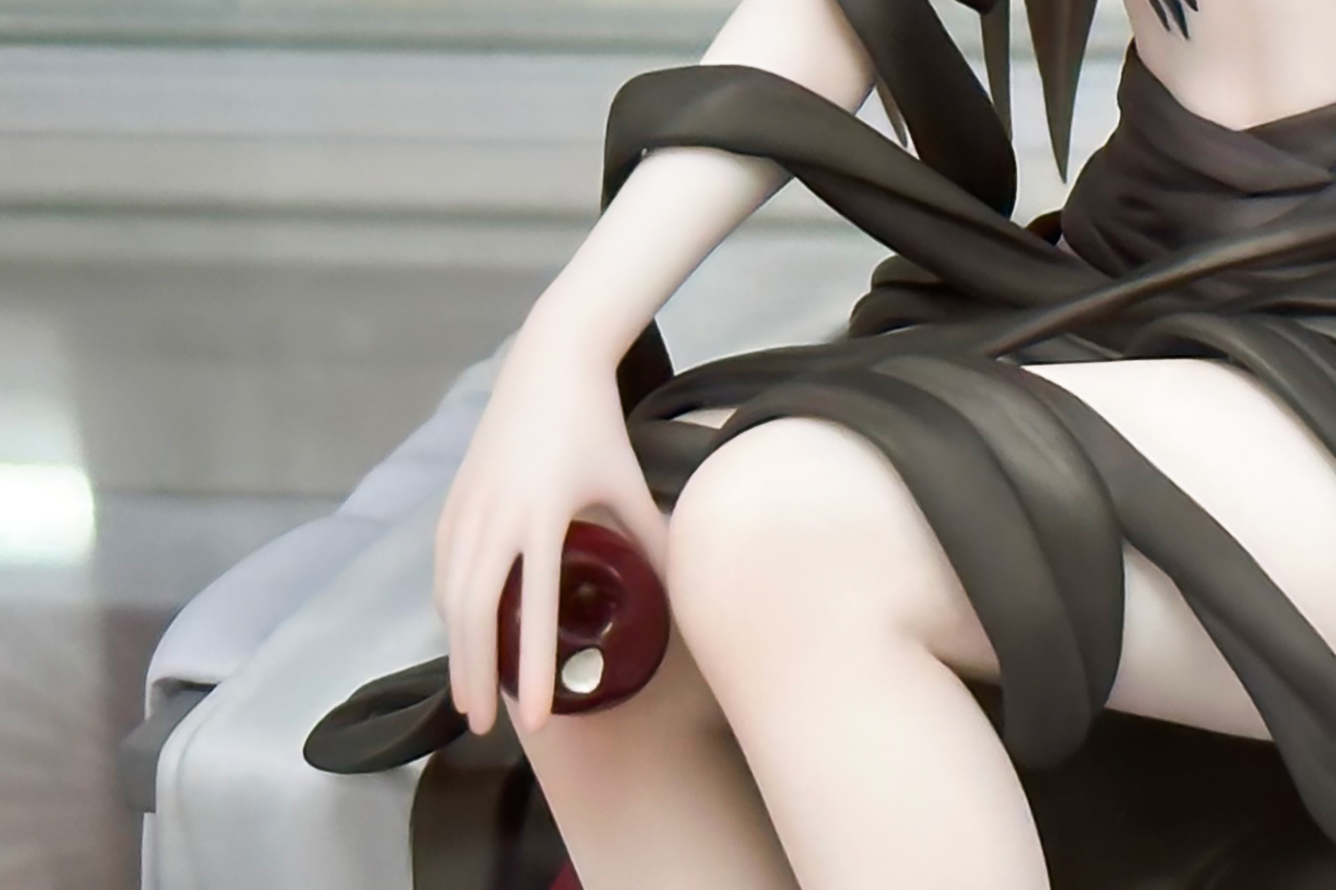 手に持ったりんごには、かじった後が付けられている