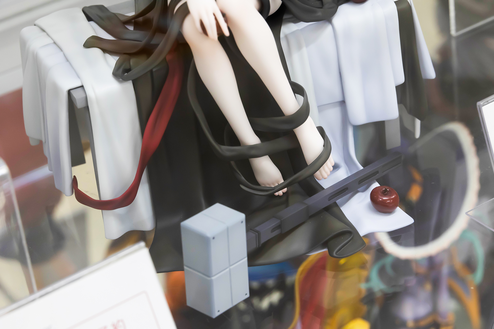 足元に愛用のハンマーが置かれているところもマドロックらしい