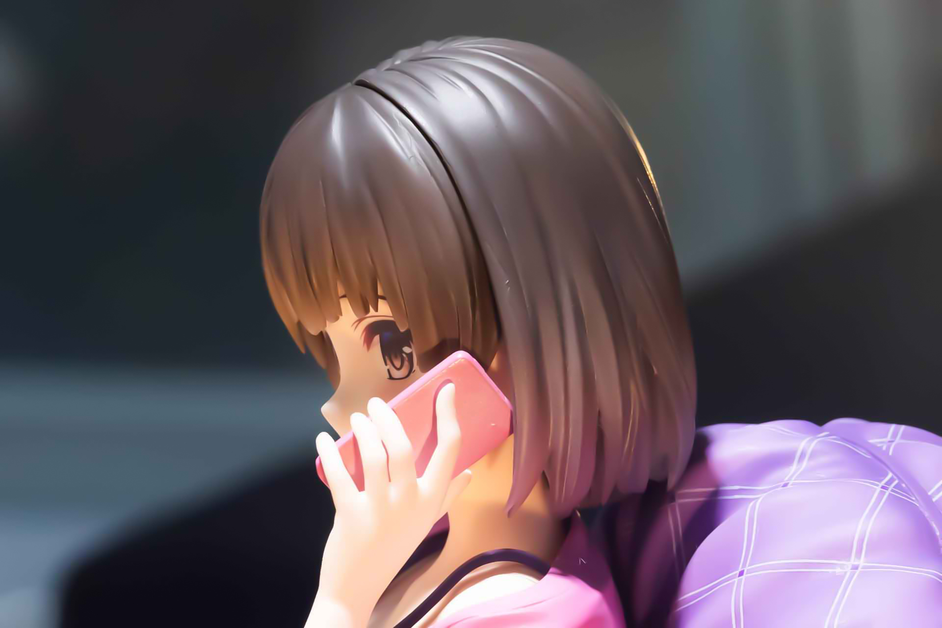 小ぶりなピンク色のスマホも可愛らしい