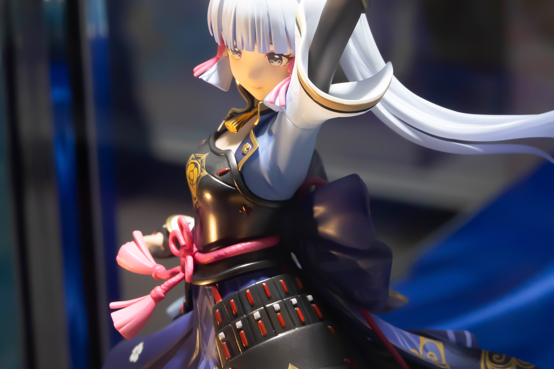 この甲冑部分にも、髪と同じ赤いリボンのようなものが付けられている