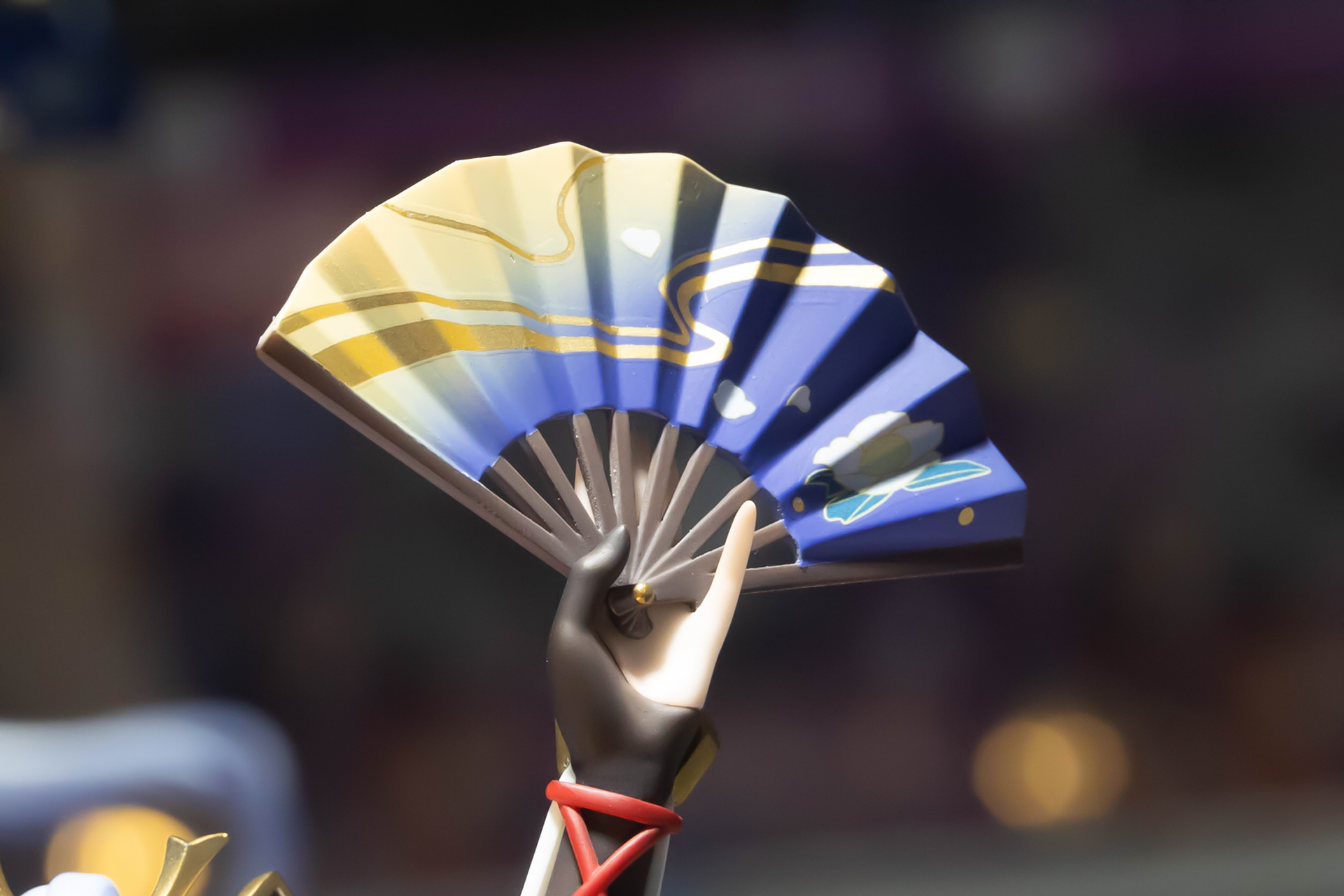 高く上げた扇もかなりリアルに作られている