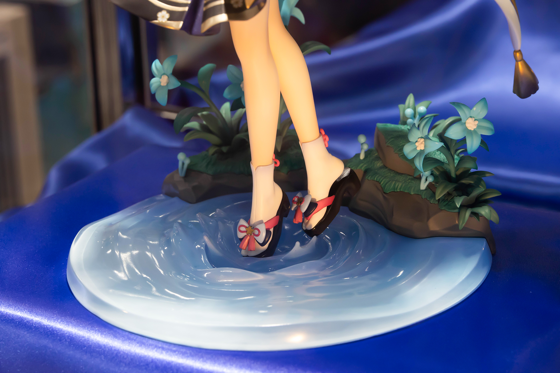 専用台座は、鎮守の森の一隅を造形したものだ