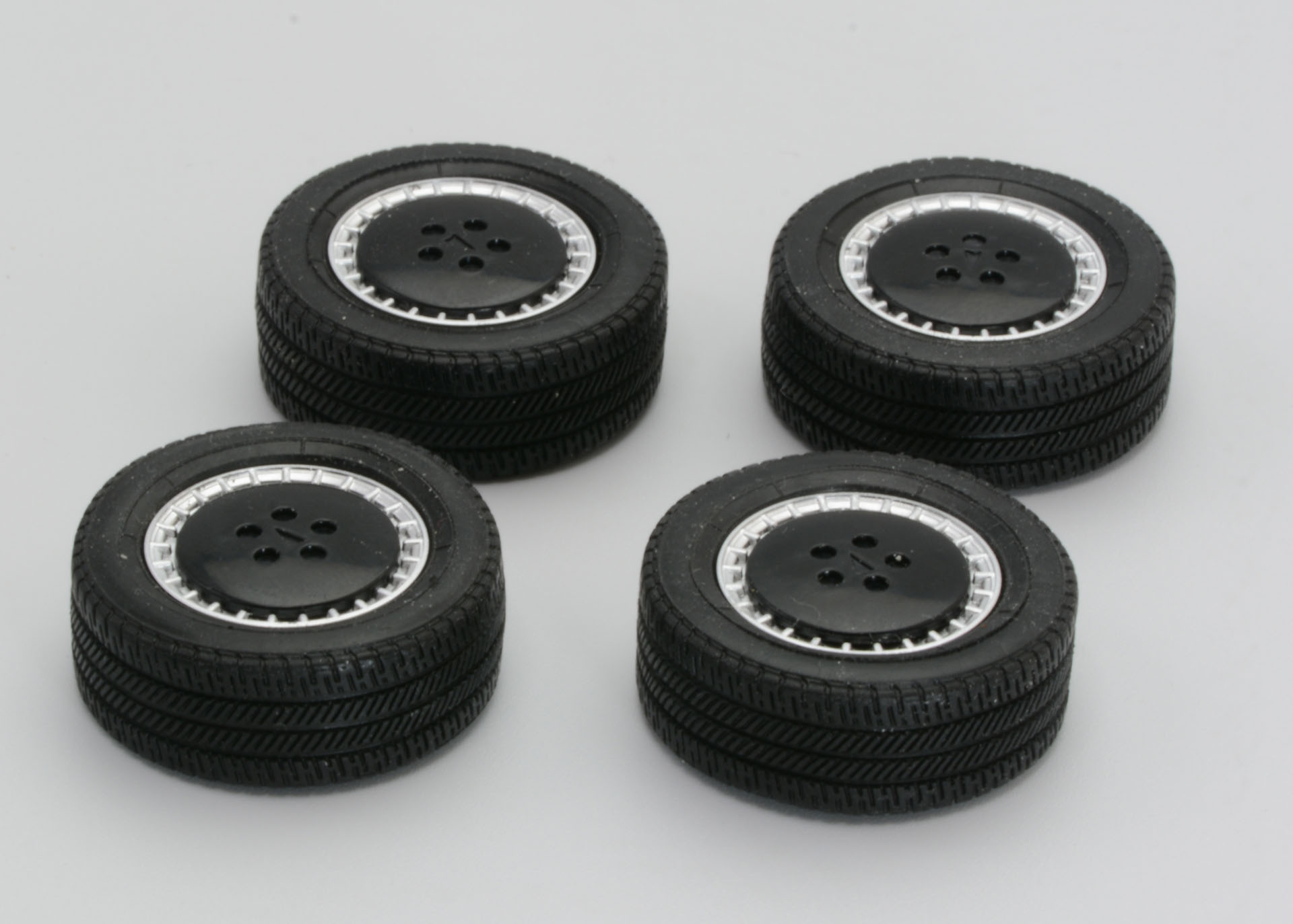 メッキのホイールにゴムのタイヤ、黒のホイールカバーでマテリアルの違いが感じられる。トレッドパターンも細かい