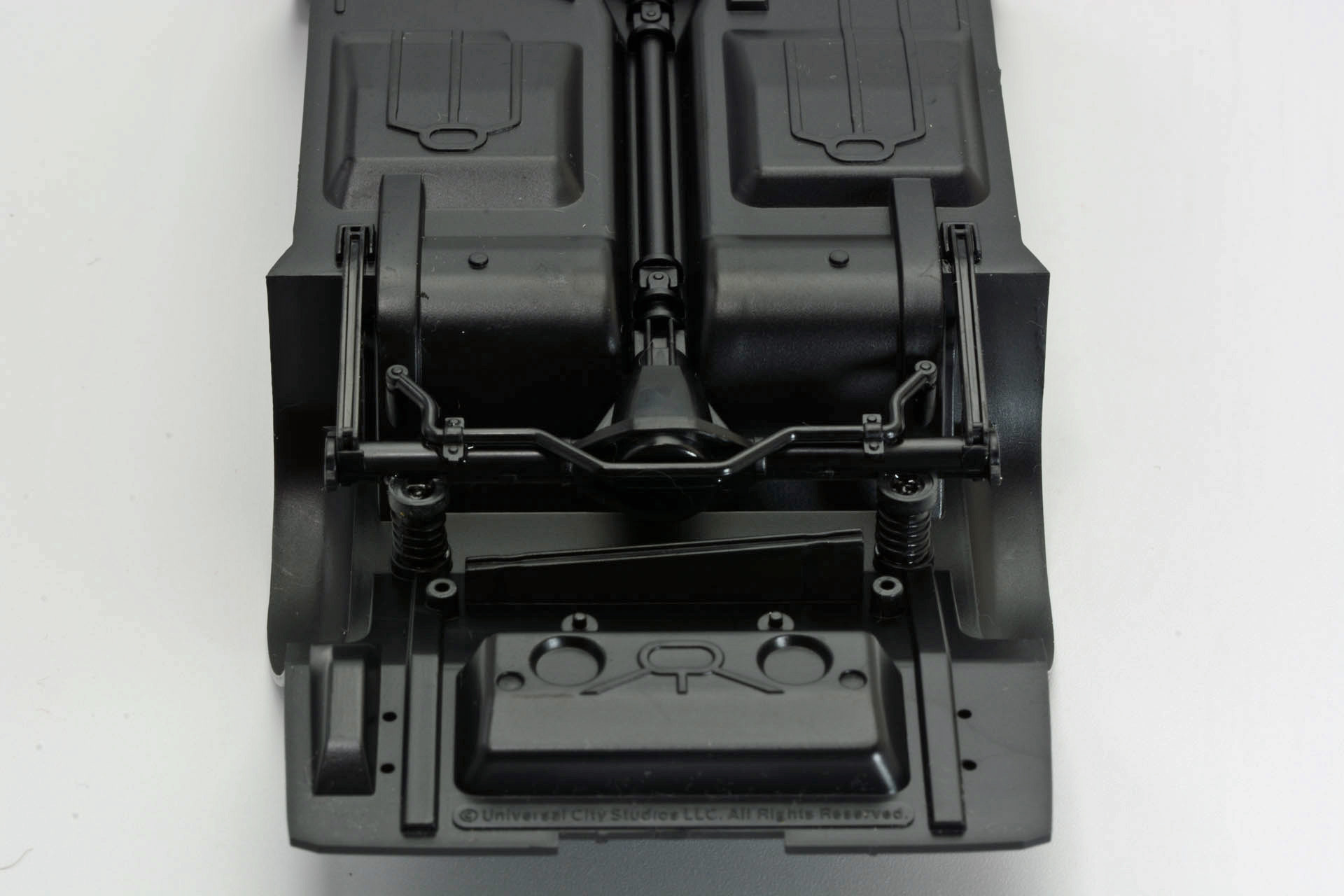 メカニカルな足回りを少ないパーツで表現