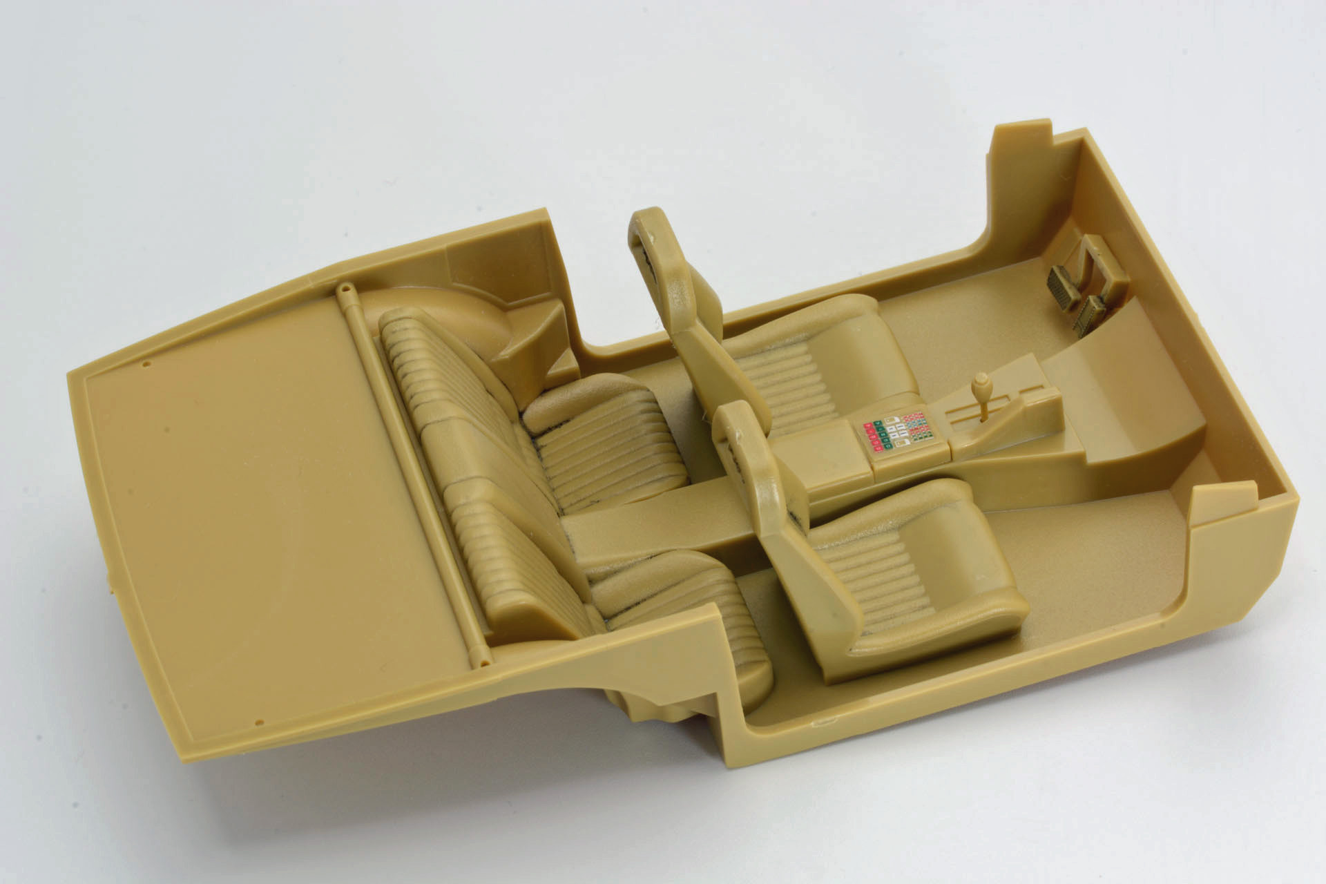 バスタブのように組み上がる車内。アオシマの初心者向けプラモデル「スナップキット」シリーズを思わせる、大胆なパーツ構成だ