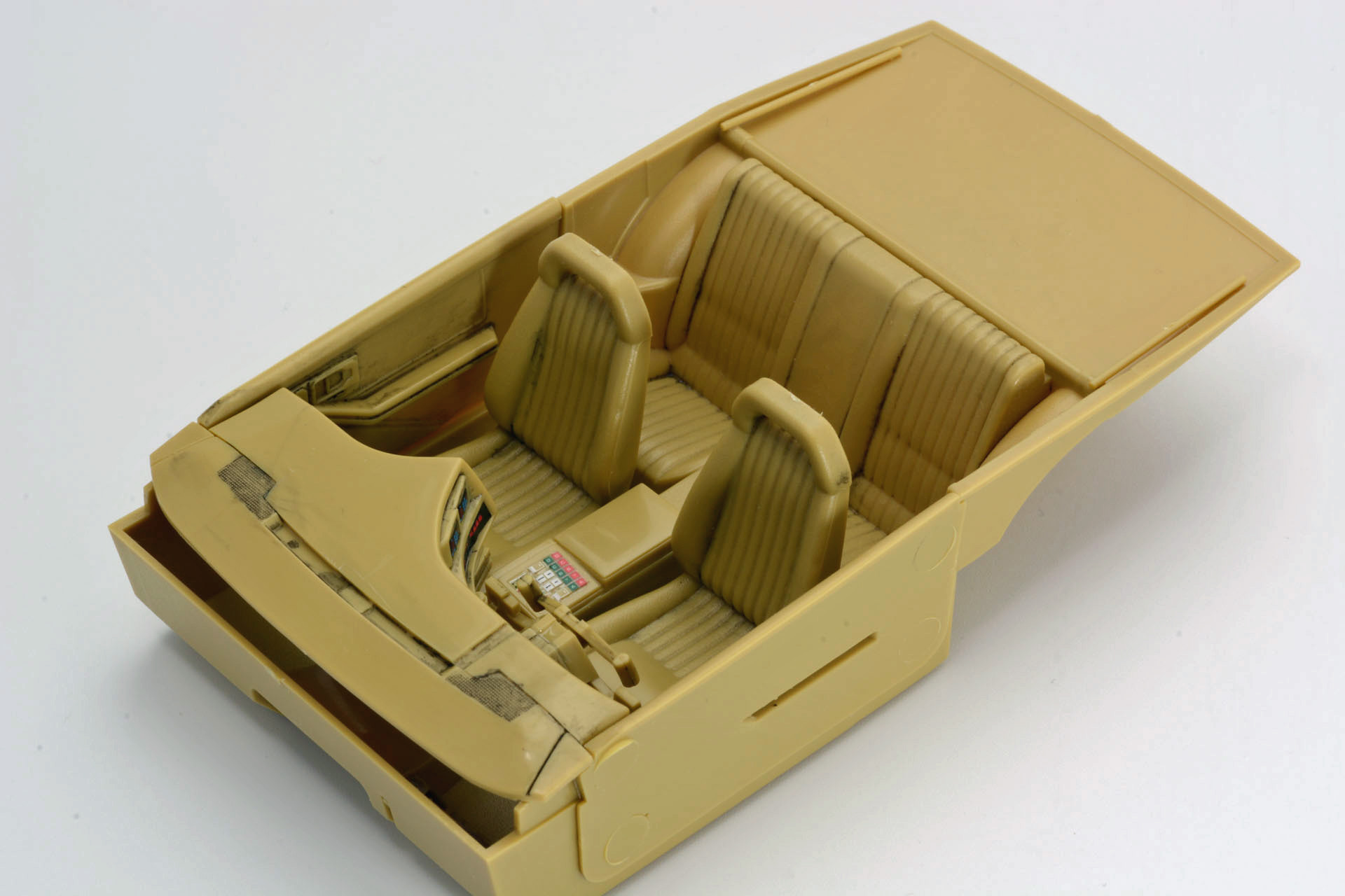 車内のディテールを際立たせるため、今回は内装にウォッシングによるスミ入れを施した