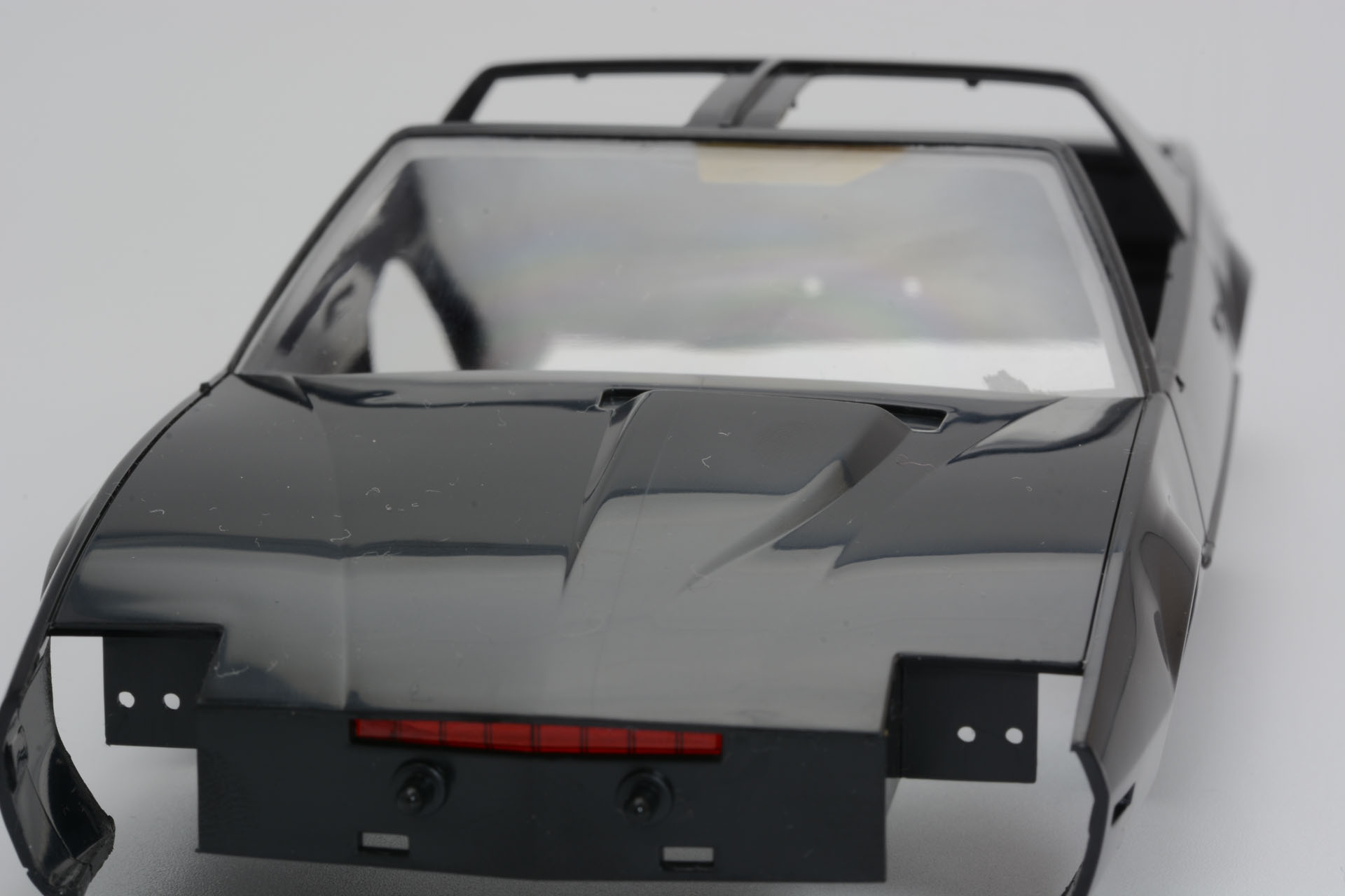 なめらかな黒いボディパーツに部品を接着していく。スキャナーの赤い光を再現するための赤いクリアパーツを取り付ける