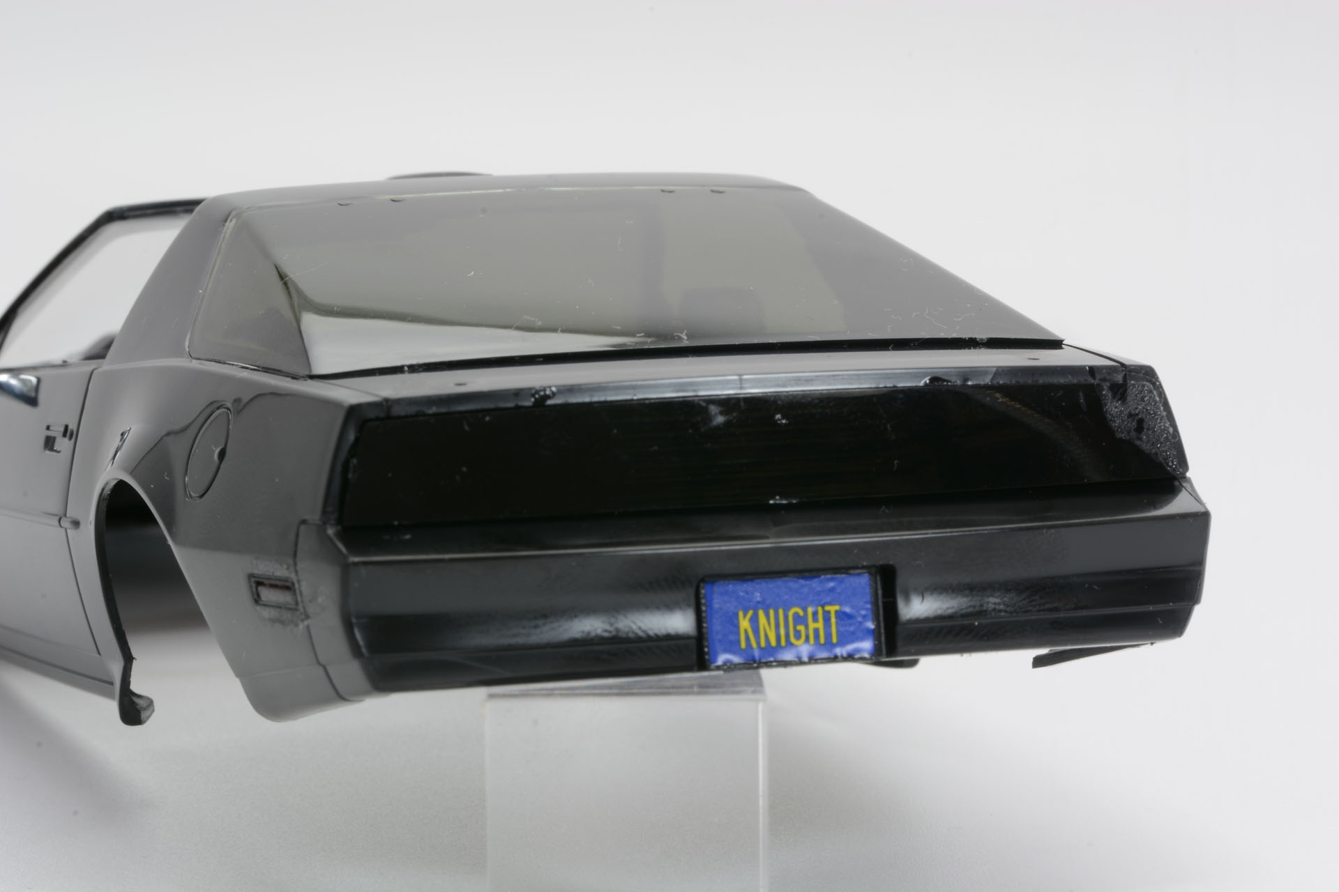 こちらは後部。スモークのクリアパーツで覆われているが、中にはテールランプの赤いクリアパーツなども取り付けてある