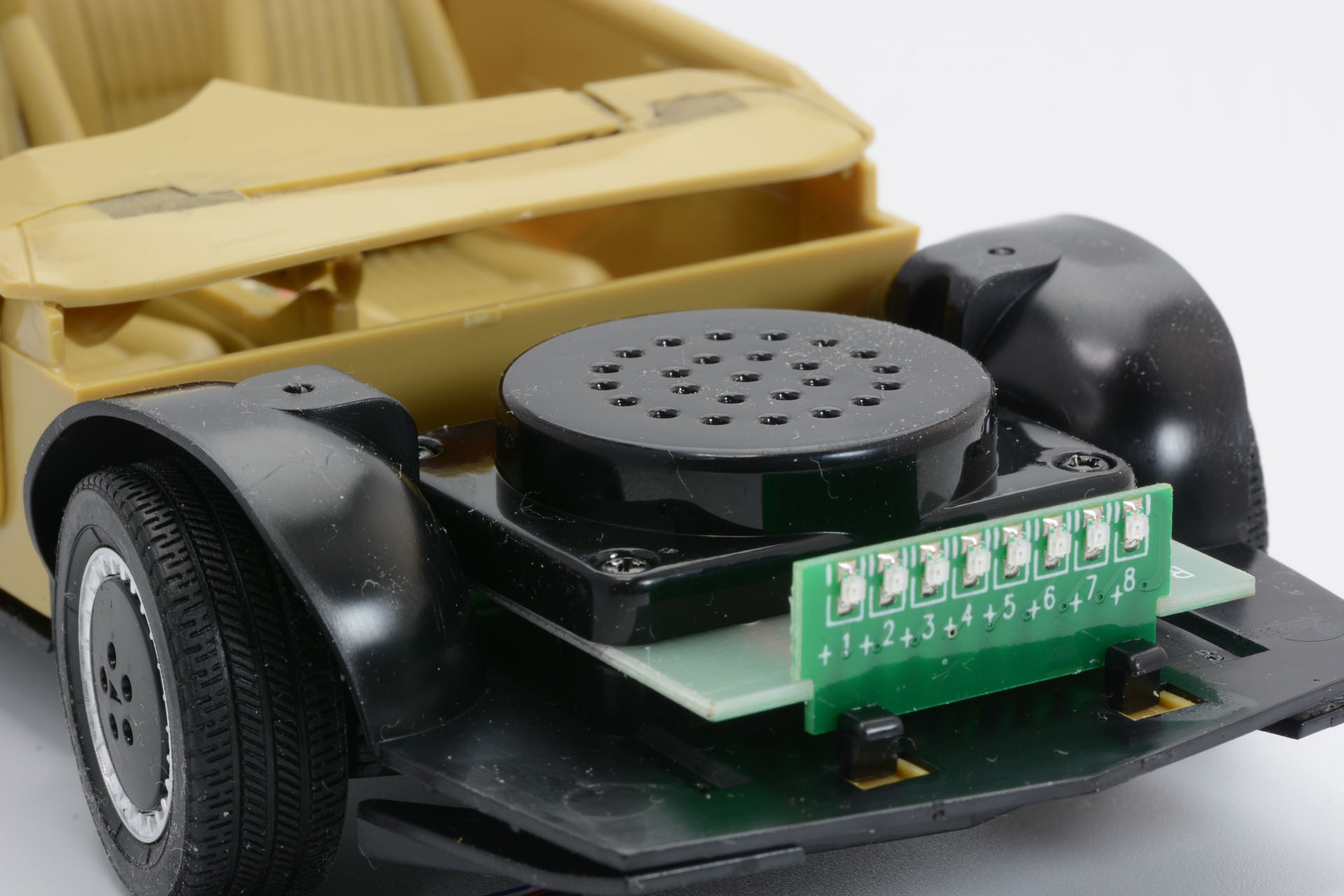 今回の目玉となるユニット。ケーブルを車体外部に通し、ユニットはネジでとめる。精密ドライバーが必要だ