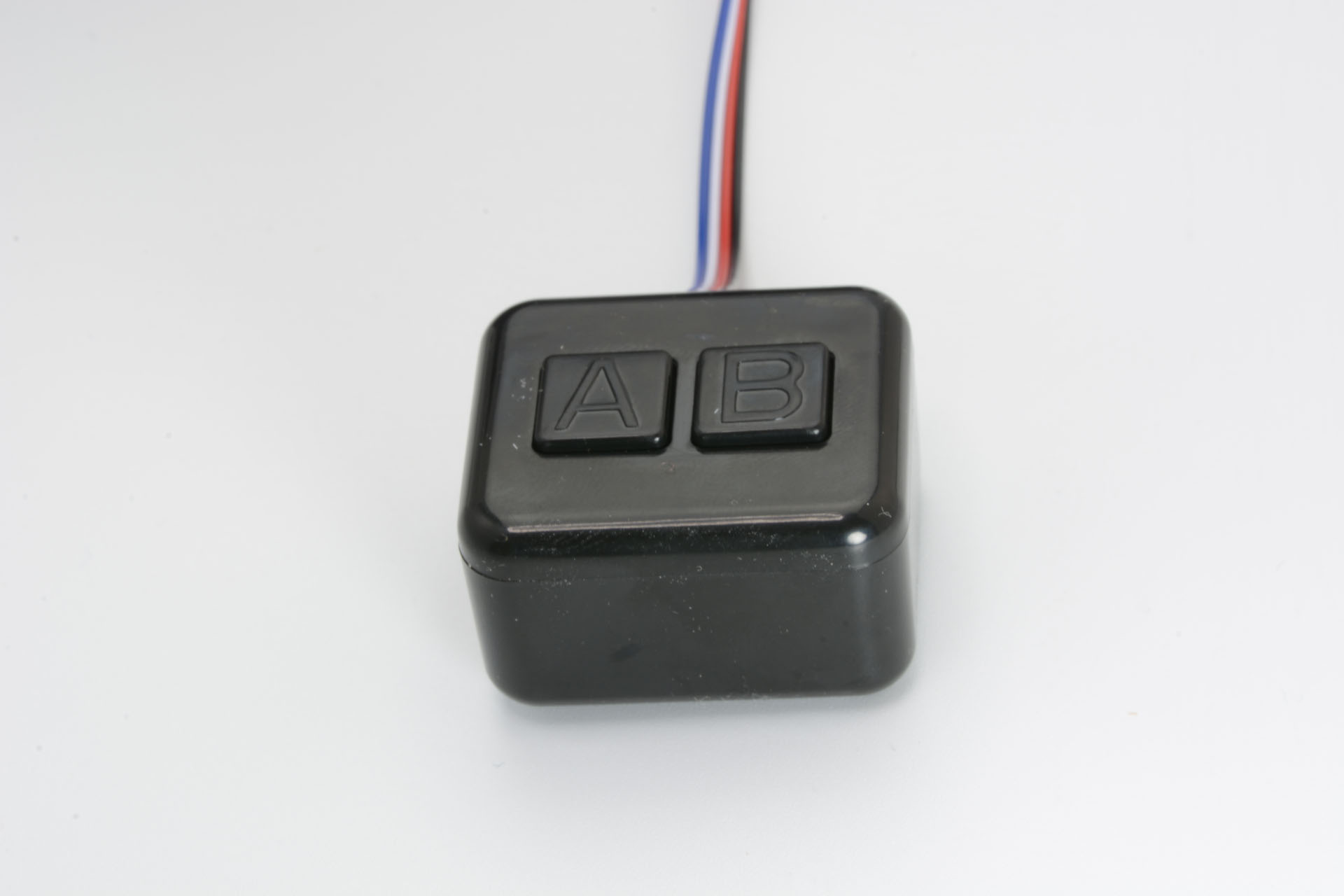 Aを押すとスキャナーの点灯、Bを押すと音声が発せられる