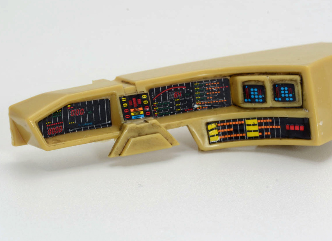 圧倒的な情報量のパネルとスイッチはデカールで再現