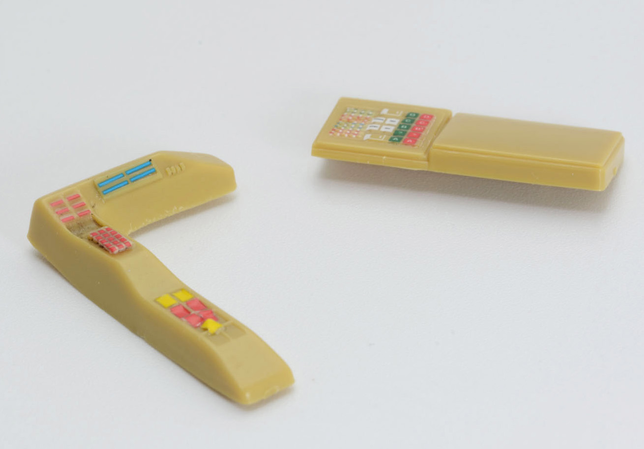 ナイト2000は、天井やギア部分にも操作パネルがある。こちらもデカールでバッチリだ