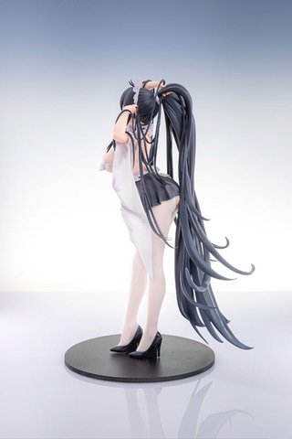 アズールレーン」よりメイド服のインドミタブルが胸元やお尻を魅せる姿 