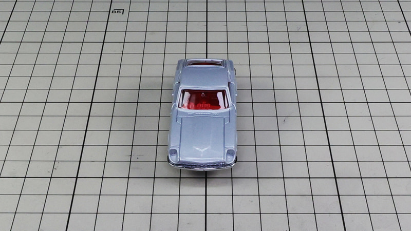 フロント：特徴的な左右のえぐられた形状のヘッドライトがZ432の顔