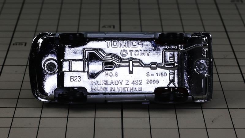 底面：このシリーズの特徴はクロームメッキのシャーシ！